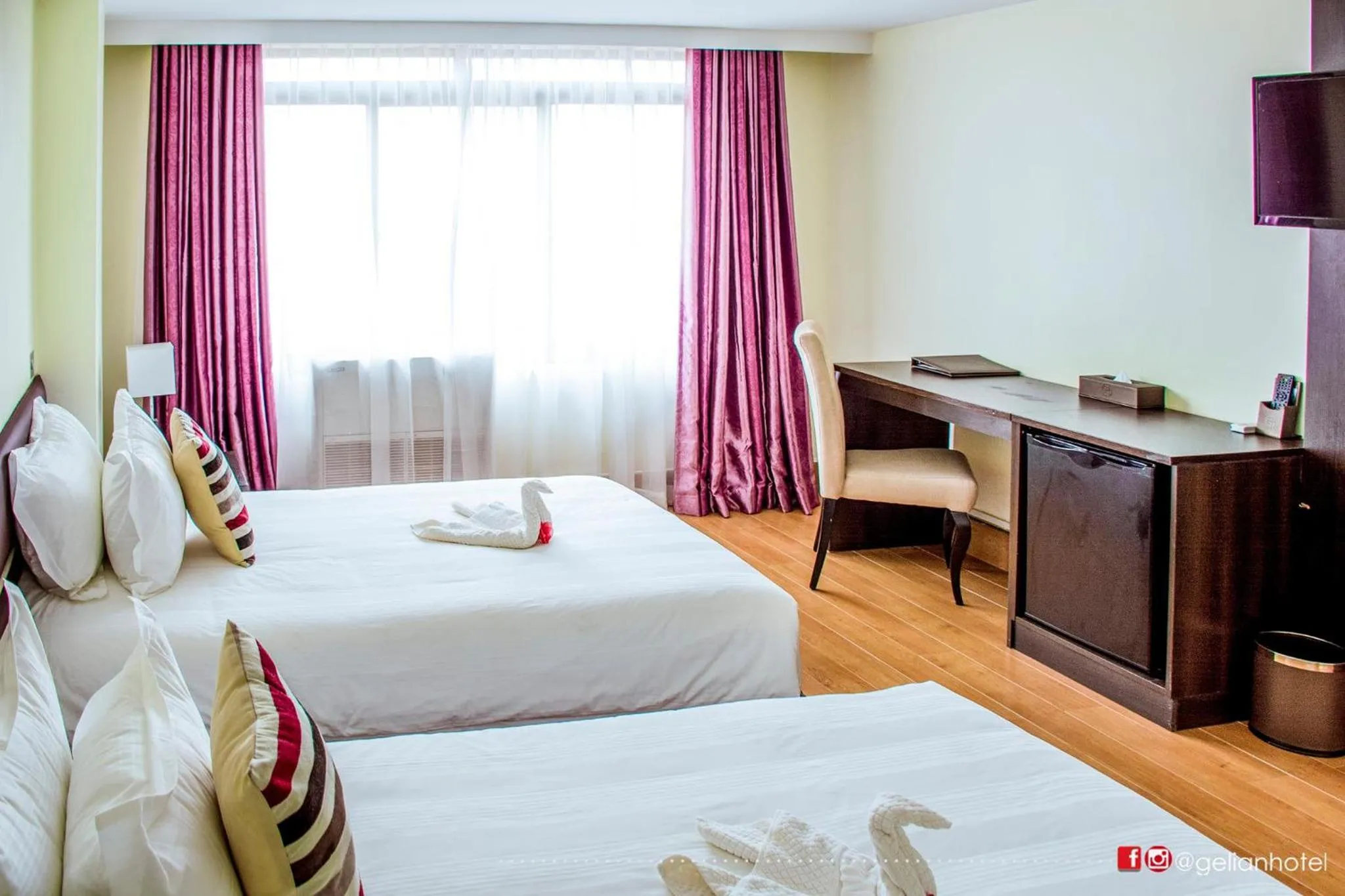 room service, Bed in Gelian Hotel