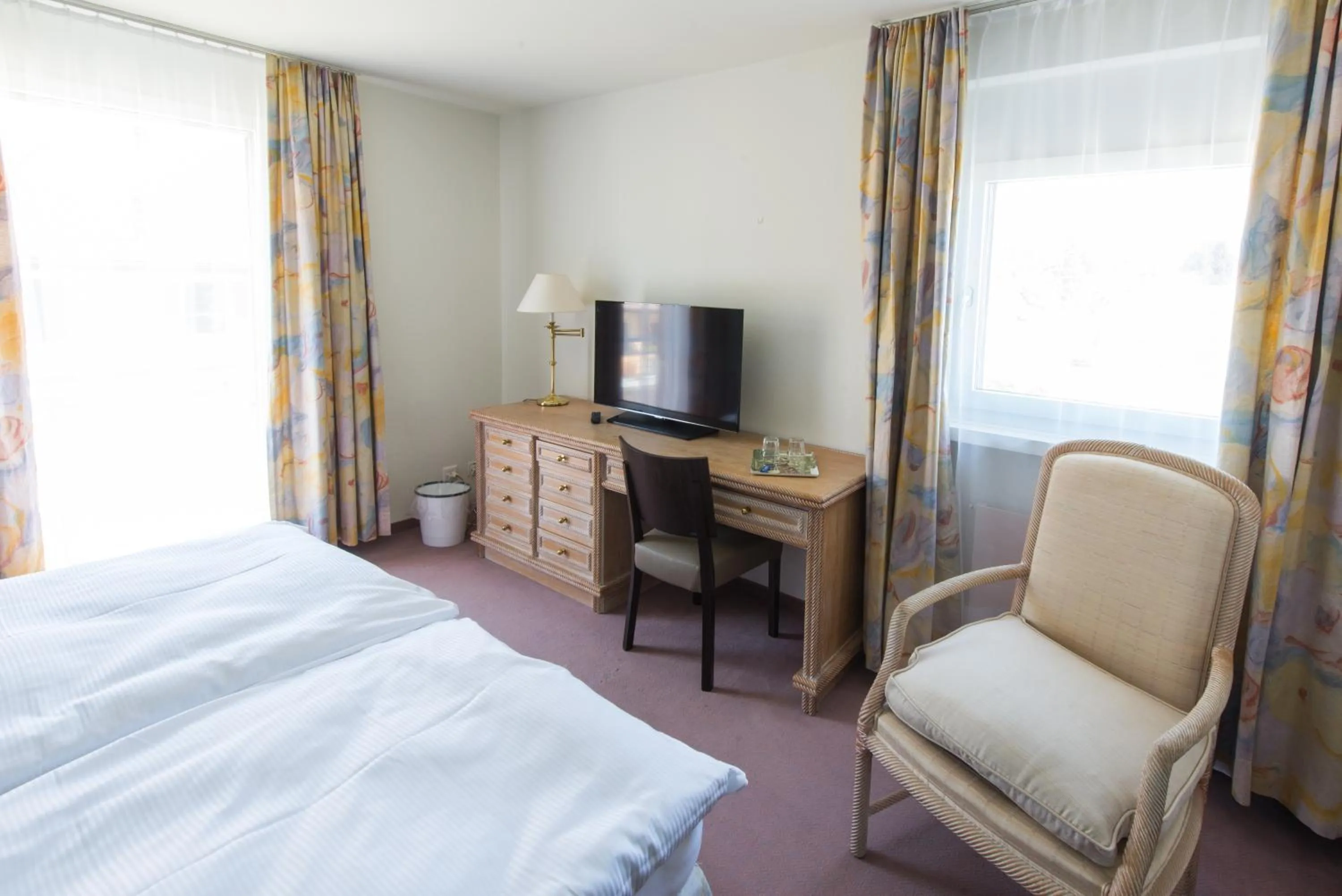 Photo of the whole room, Bed in Ascott Hotel & Restaurant