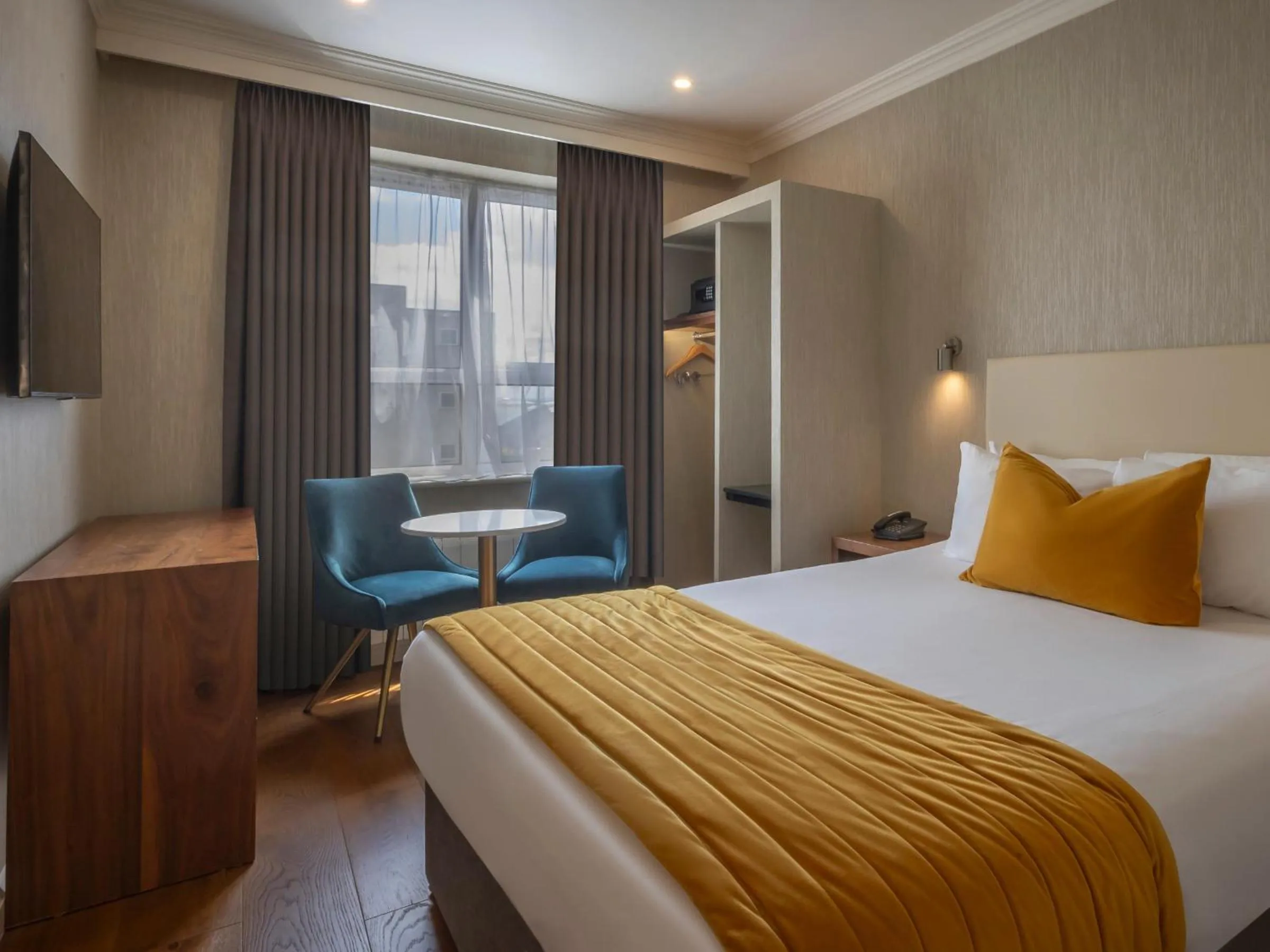 Bedroom, Bed in Eyre Square Hotel