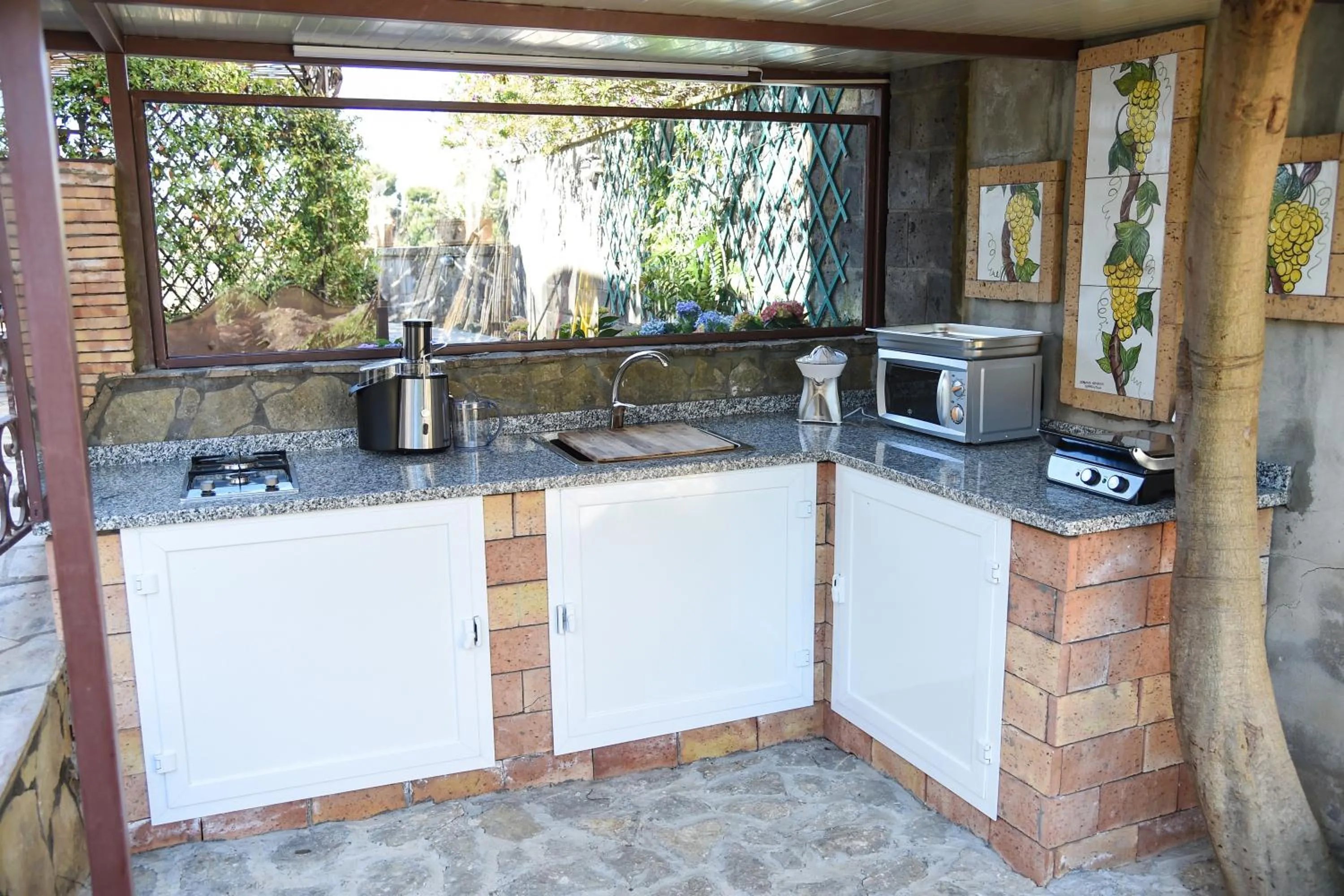 BBQ facilities in Bella Sorrento B&B