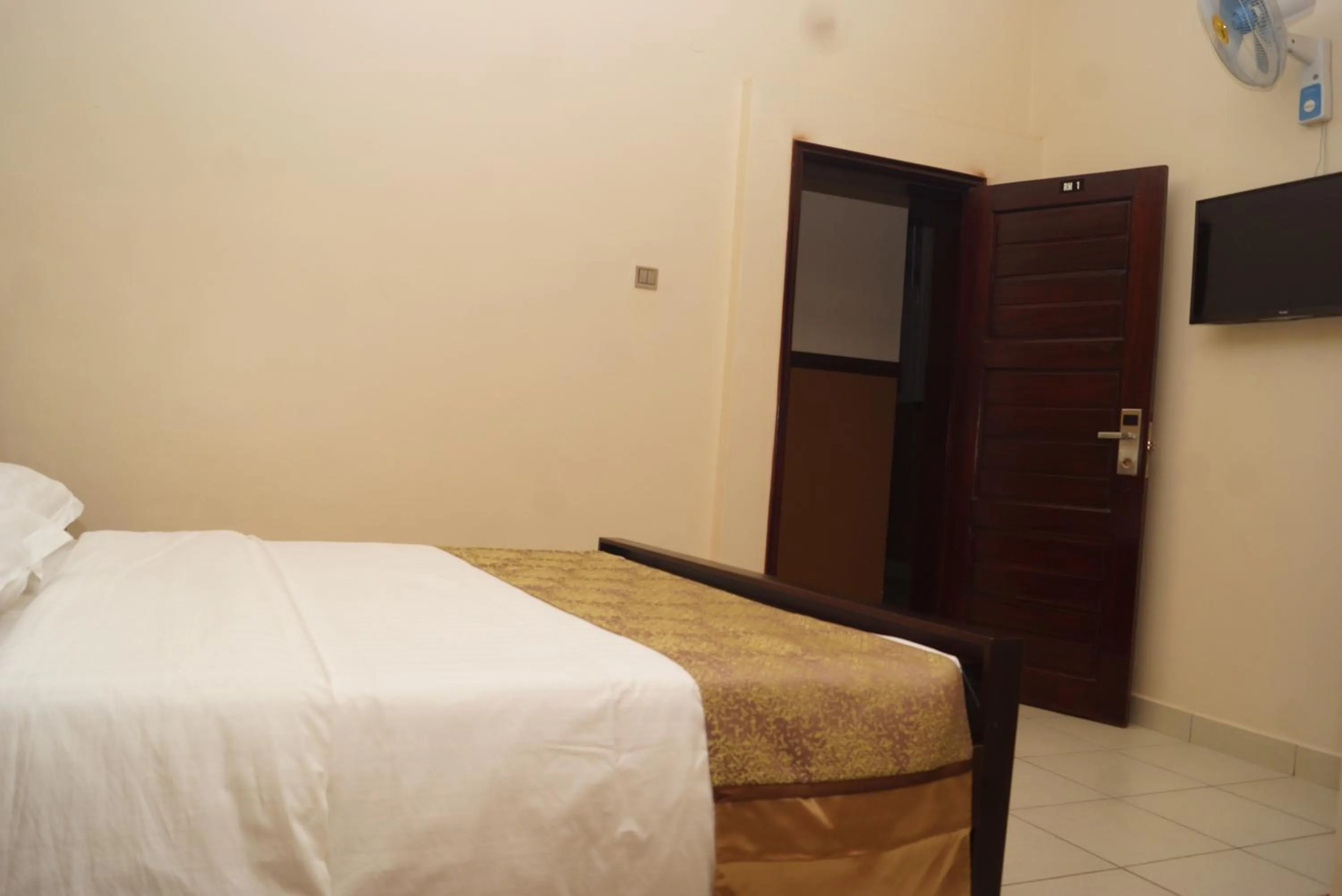 Bed in Diamonds Hotel Kampala