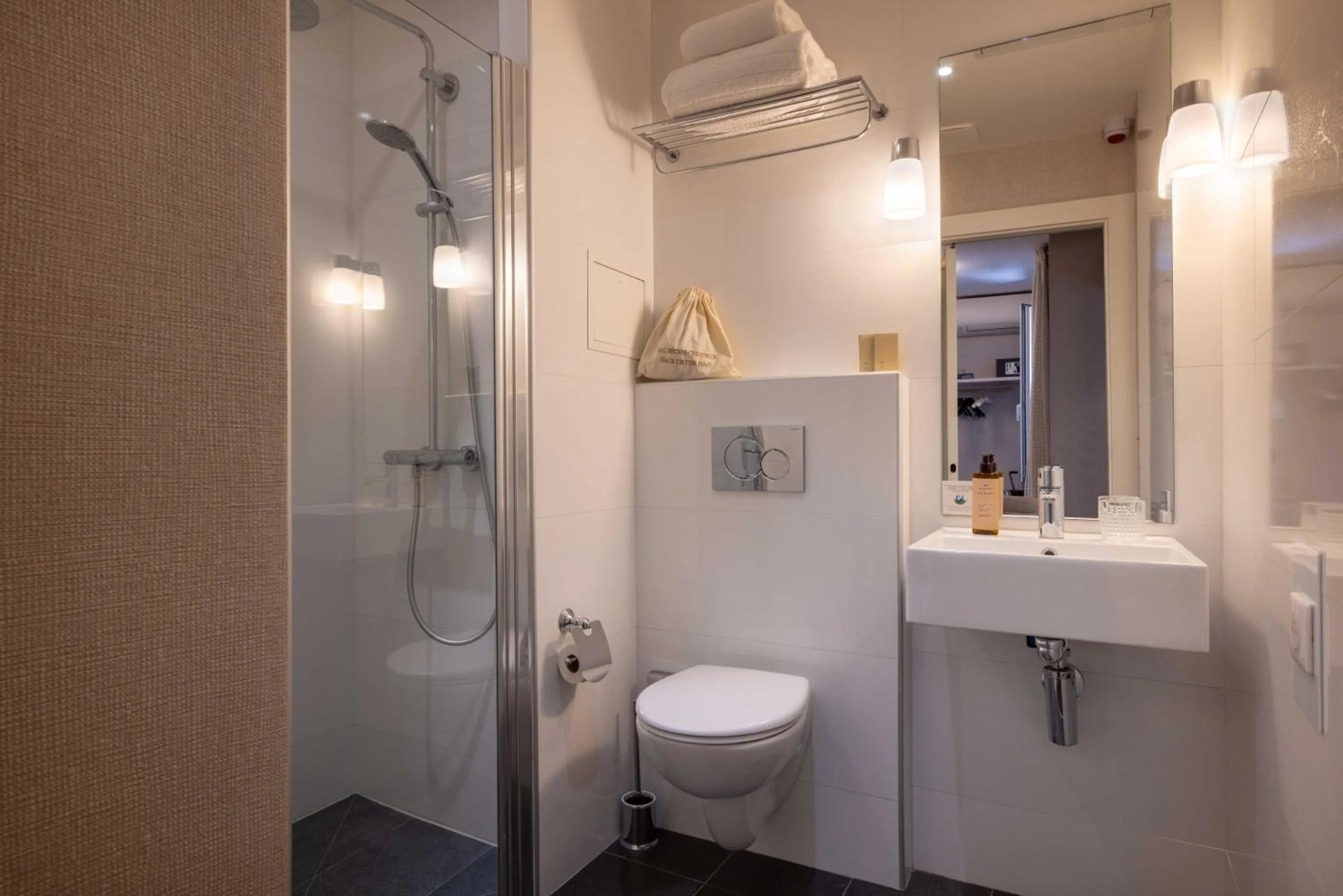 Bathroom in Hôtel Madeleine Haussmann