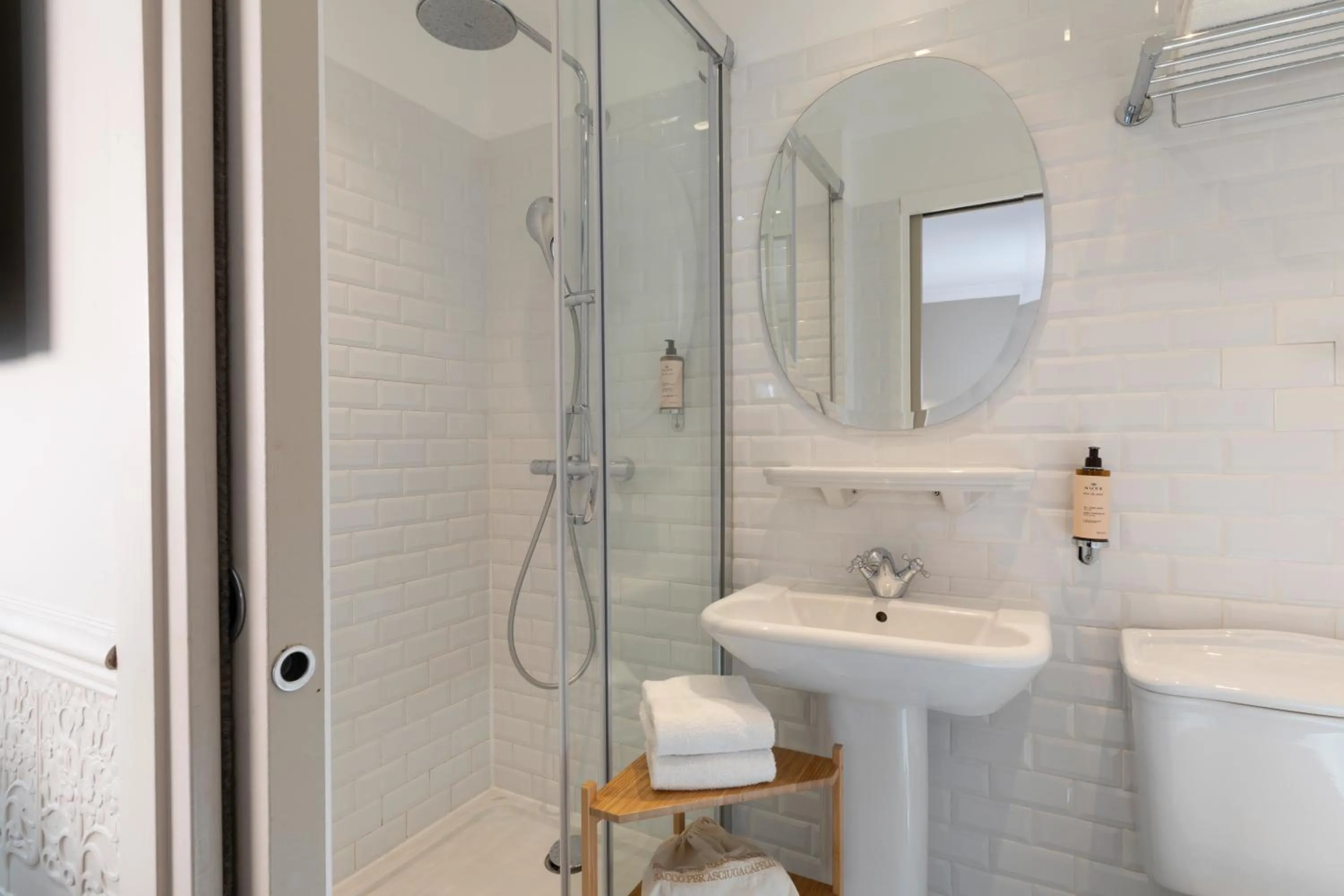 Bathroom in Hôtel Madeleine Haussmann