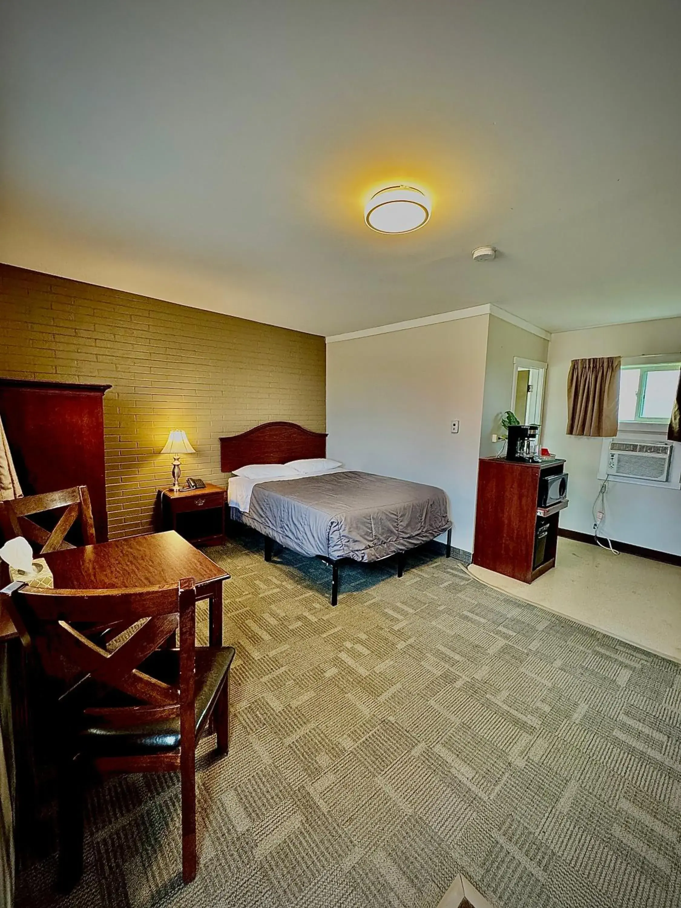 Standard Queen Room with Kitchenette - single occupancy in Caravel Motel Standard Queen Room with Kitchenette - single occupancy in Caravel Motel