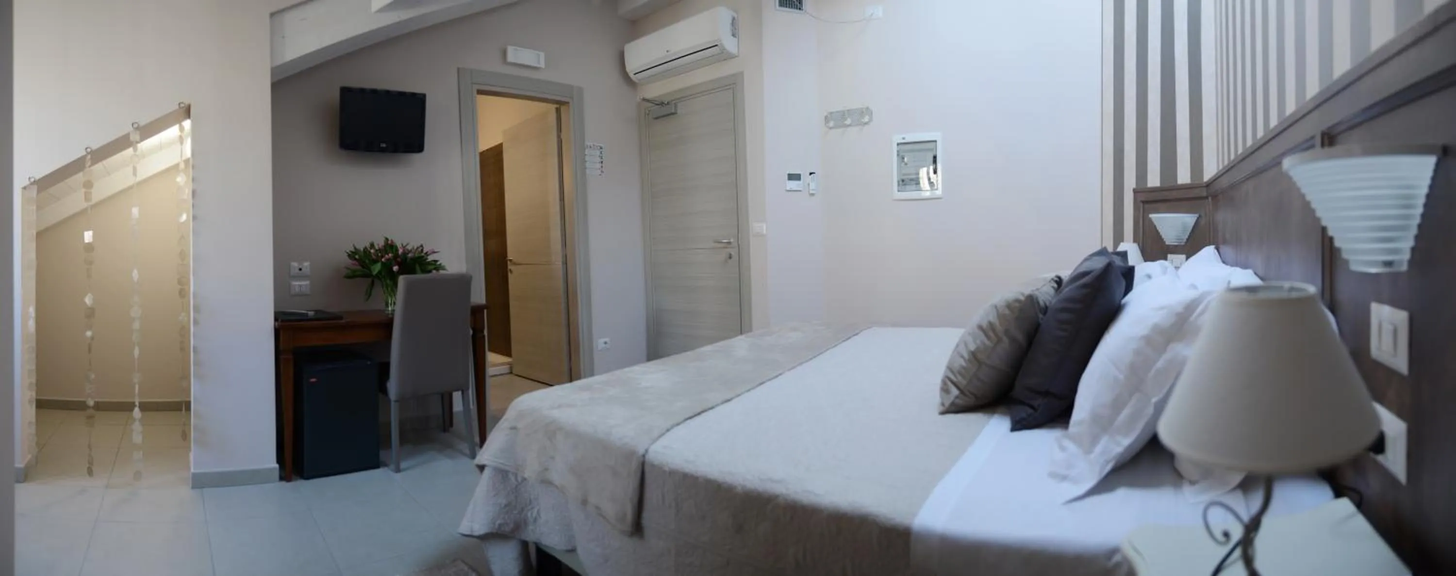 Photo of the whole room, Bed in Hotel Giulio Cesare