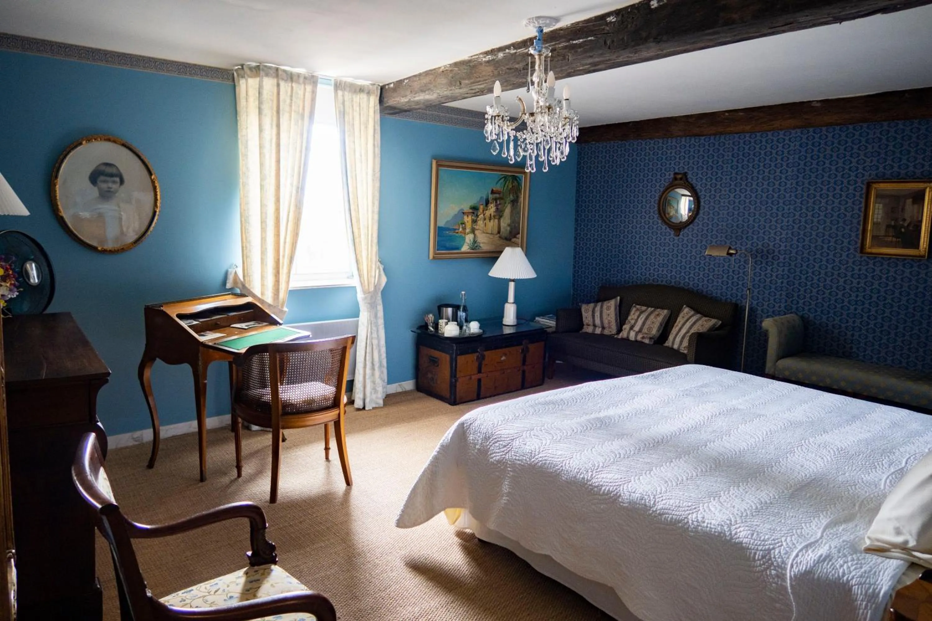 Seating area, Bed in Jan's place in Burgundy