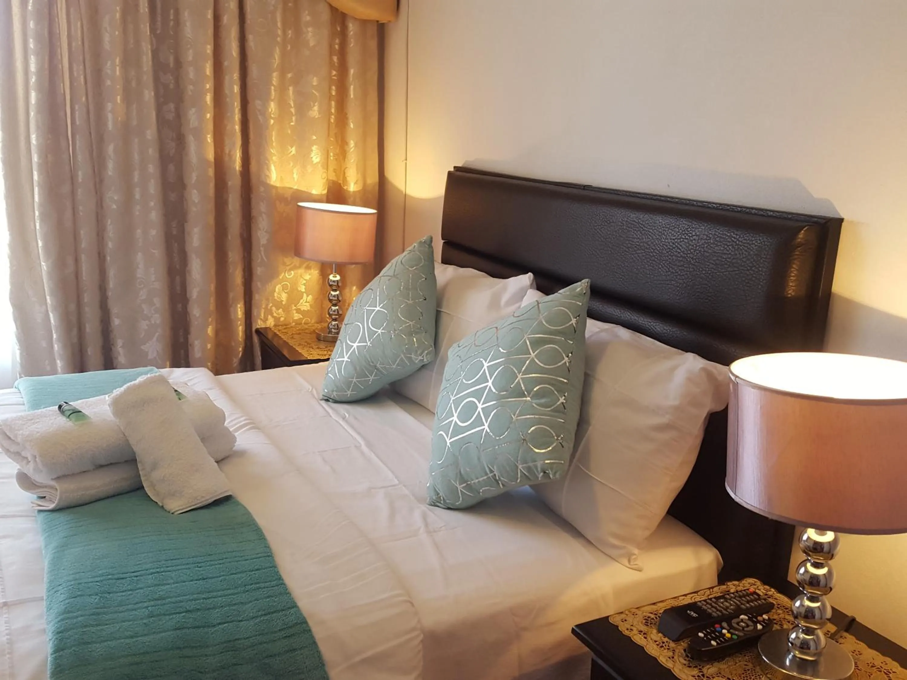 Shower, Bed in Sleepwell