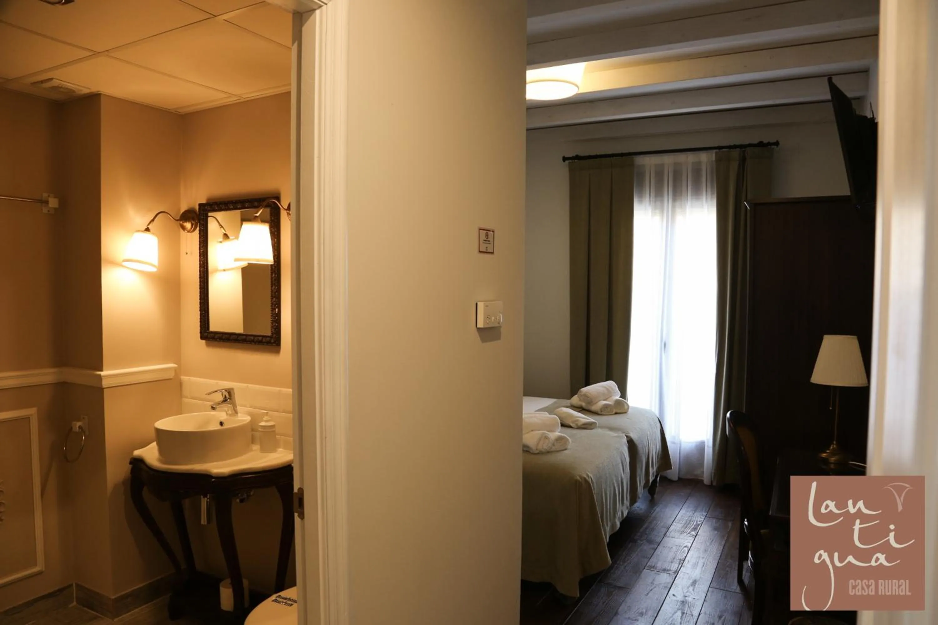Bathroom, Bed in LANTIGUA CASA RURAL