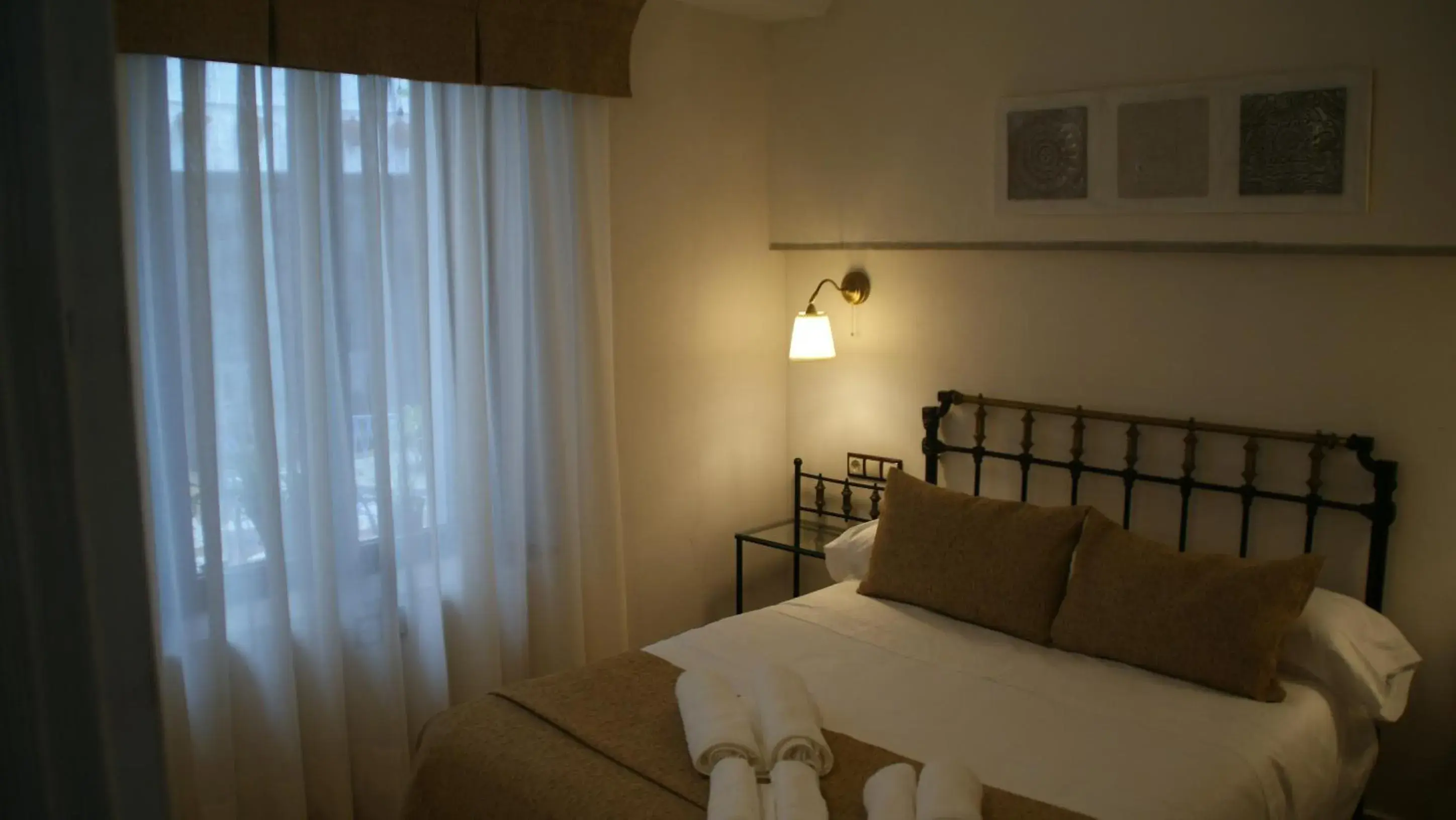 Queen Room - single occupancy - Disability Access in LANTIGUA CASA RURAL Queen Room - single occupancy - Disability Access in LANTIGUA CASA RURAL