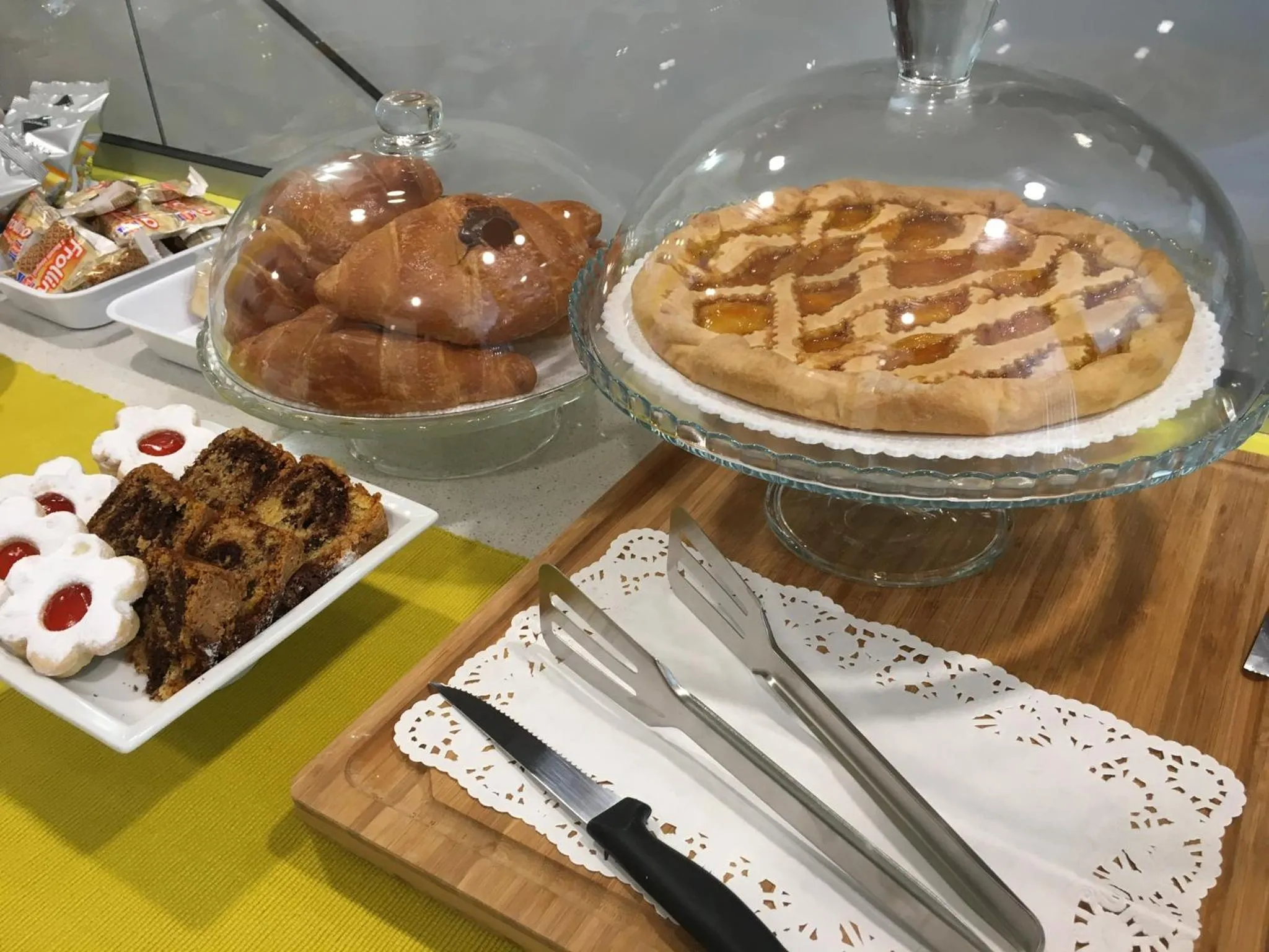 Continental breakfast in 4 in piazza