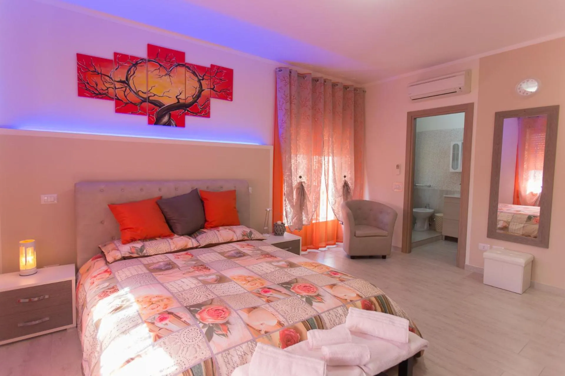 Photo of the whole room, Bed in SuiteIRIS B&B