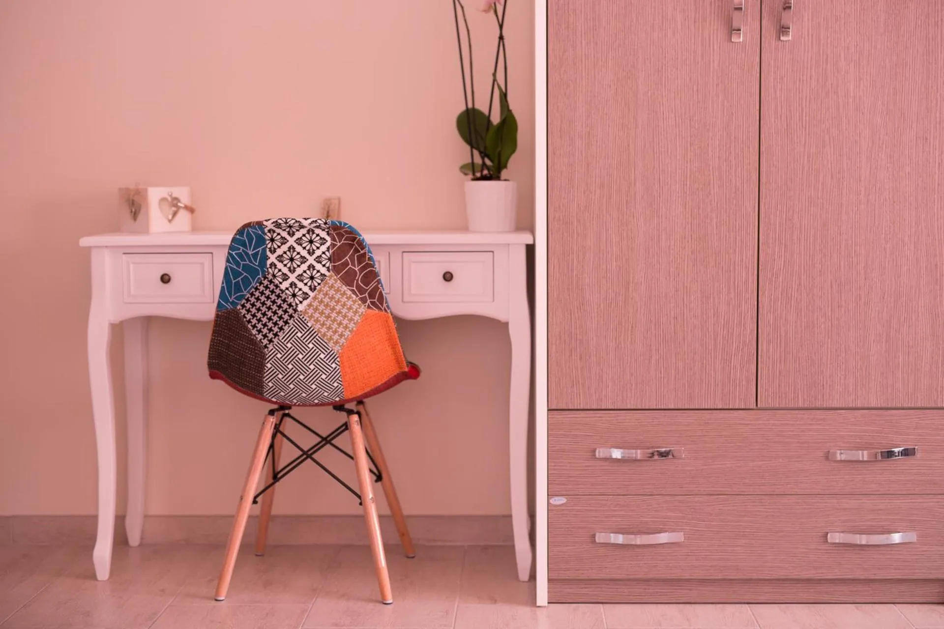 Seating area in SuiteIRIS B&B