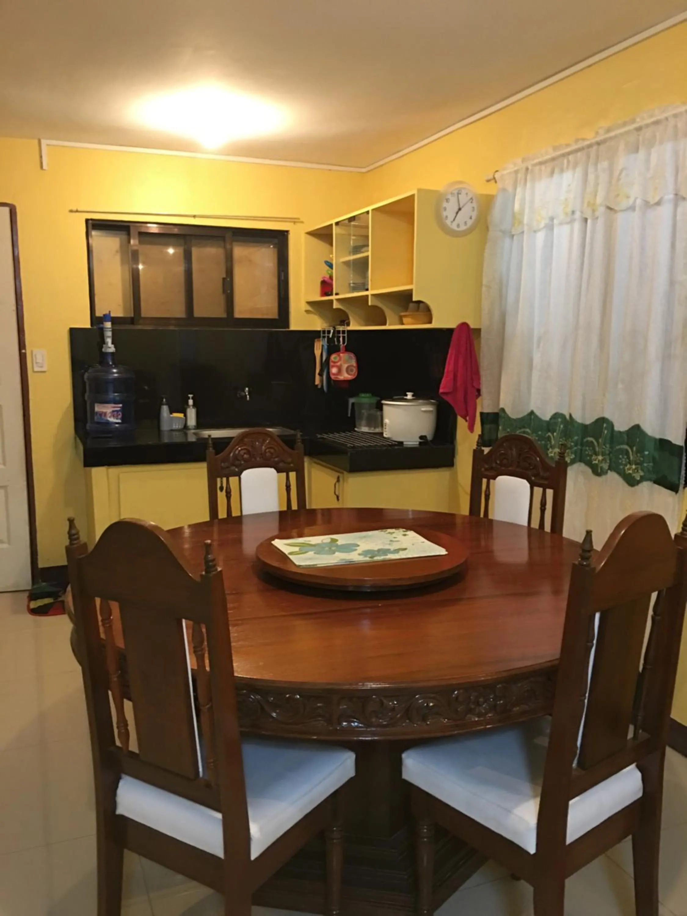 Kitchen or kitchenette in Pines Mansion 2 Homestay Rooms for Rent in Cash with 30 percent Advance Payment to Confirm