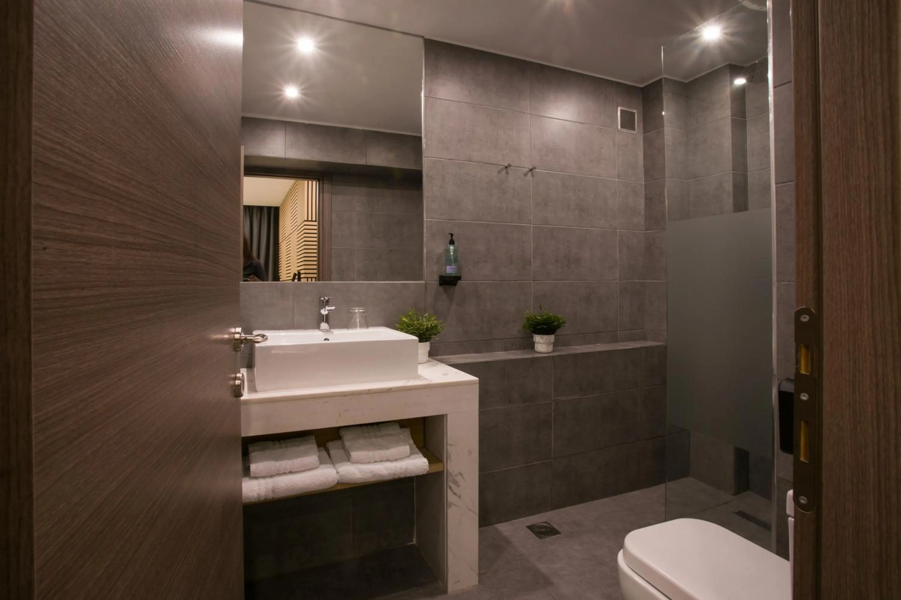 Shower in White Luxury