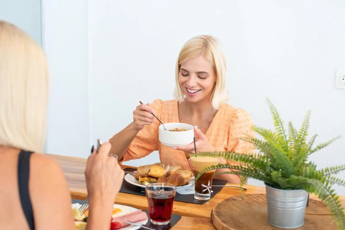 Restaurant/places to eat in White Luxury