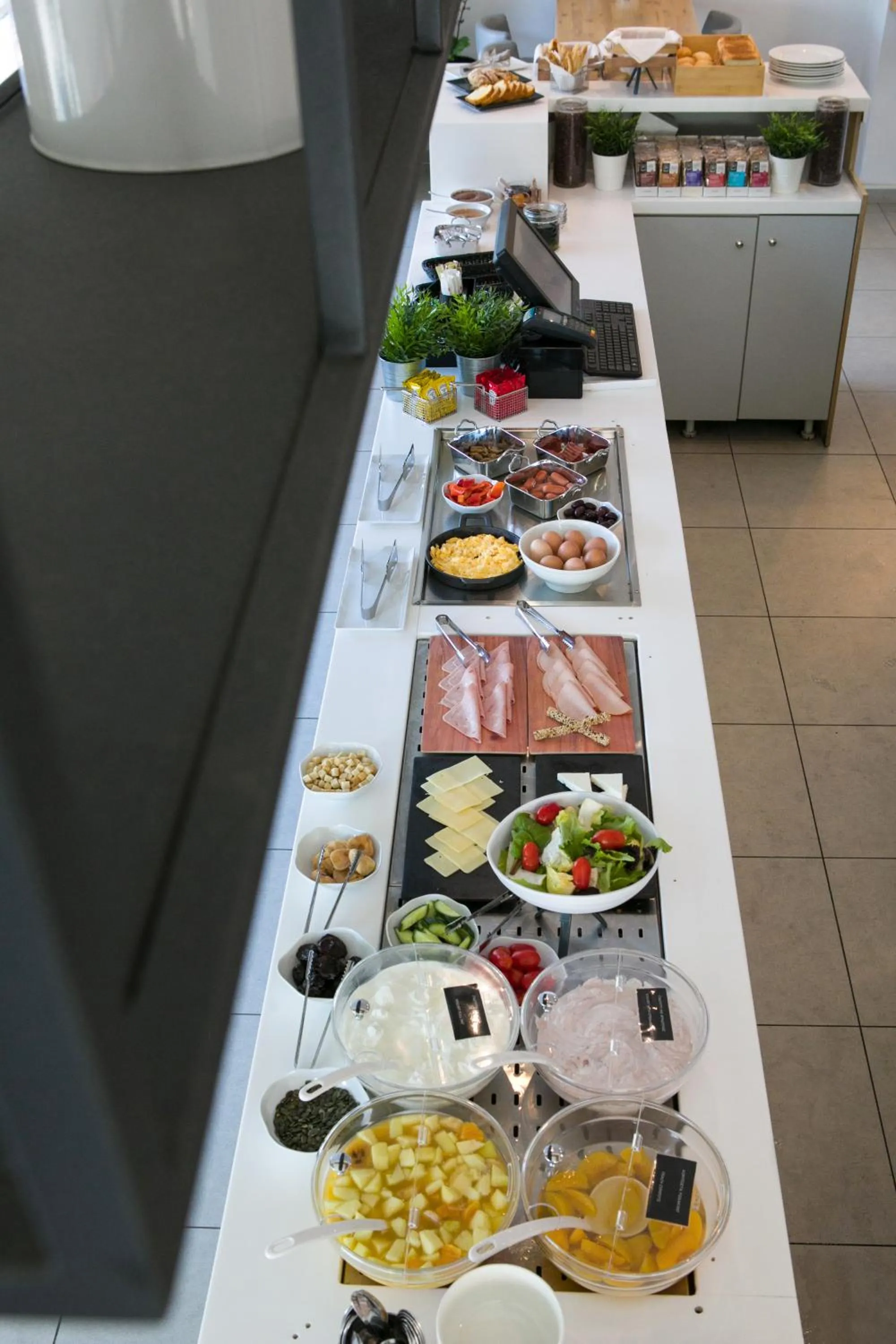 Breakfast in White Luxury