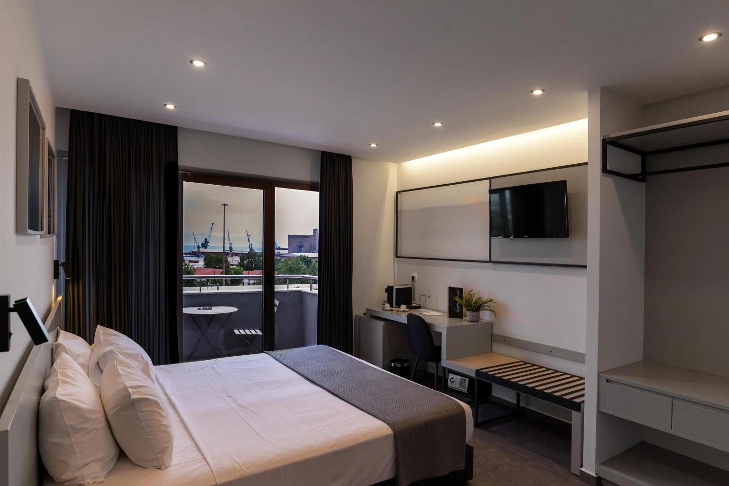 Area and facilities, Bed in White Luxury