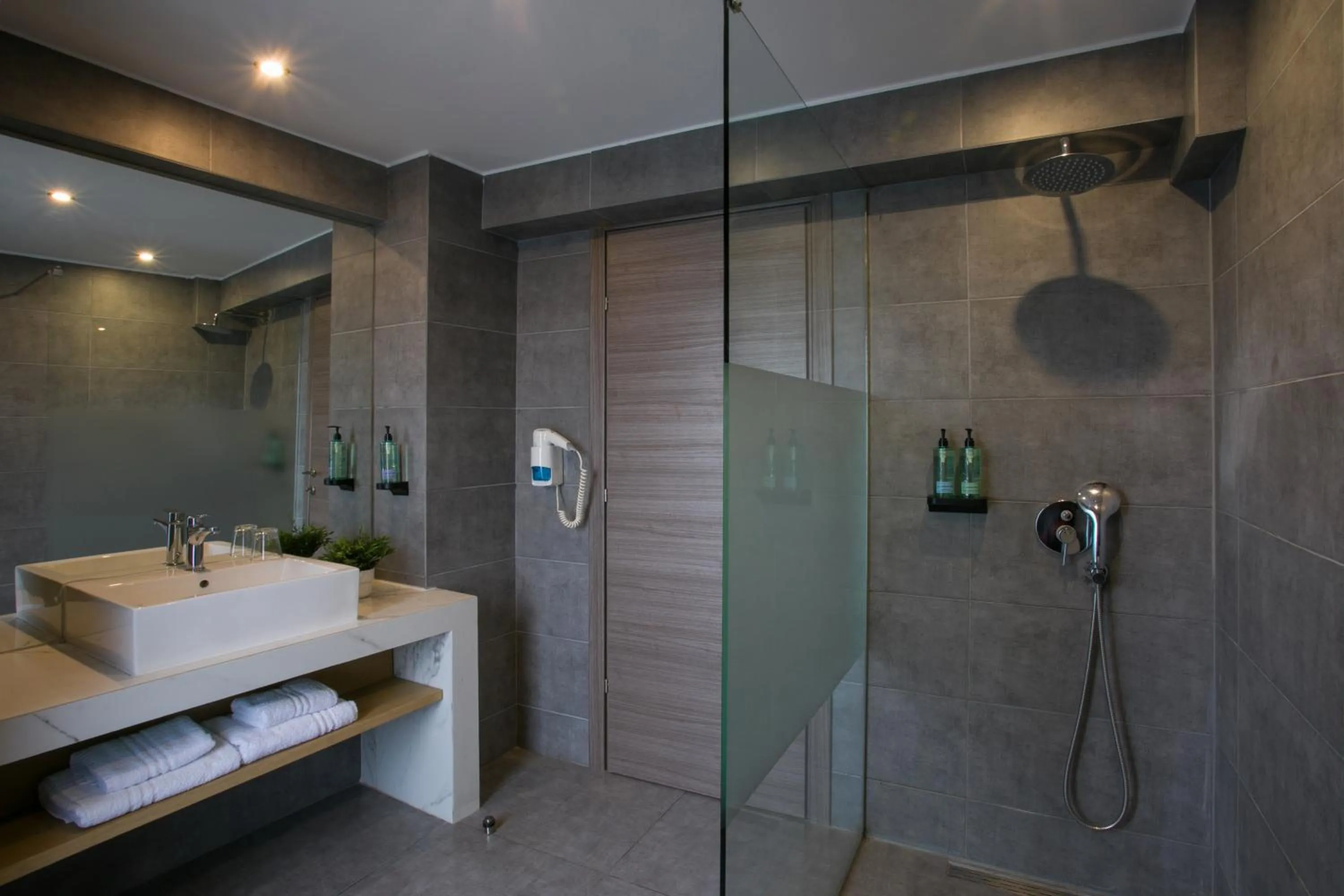 Shower in White Luxury