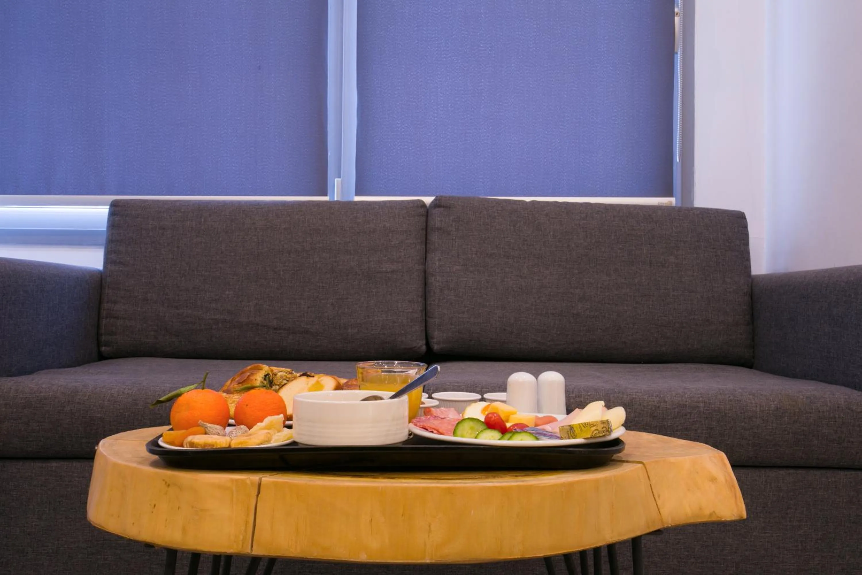 Food and drinks in White Luxury