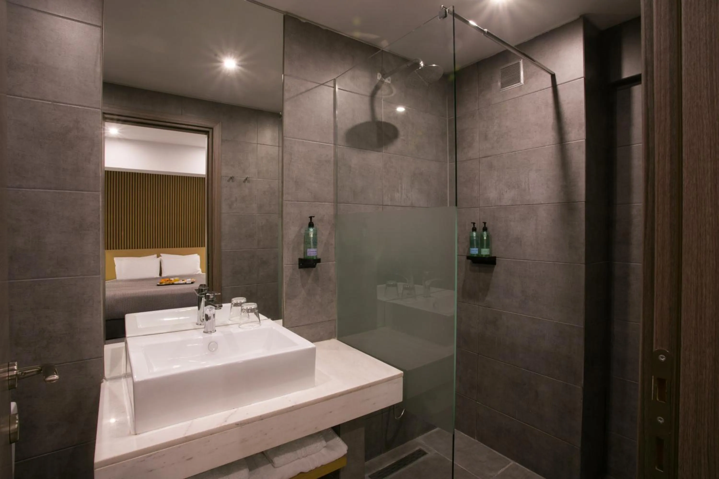 Shower in White Luxury