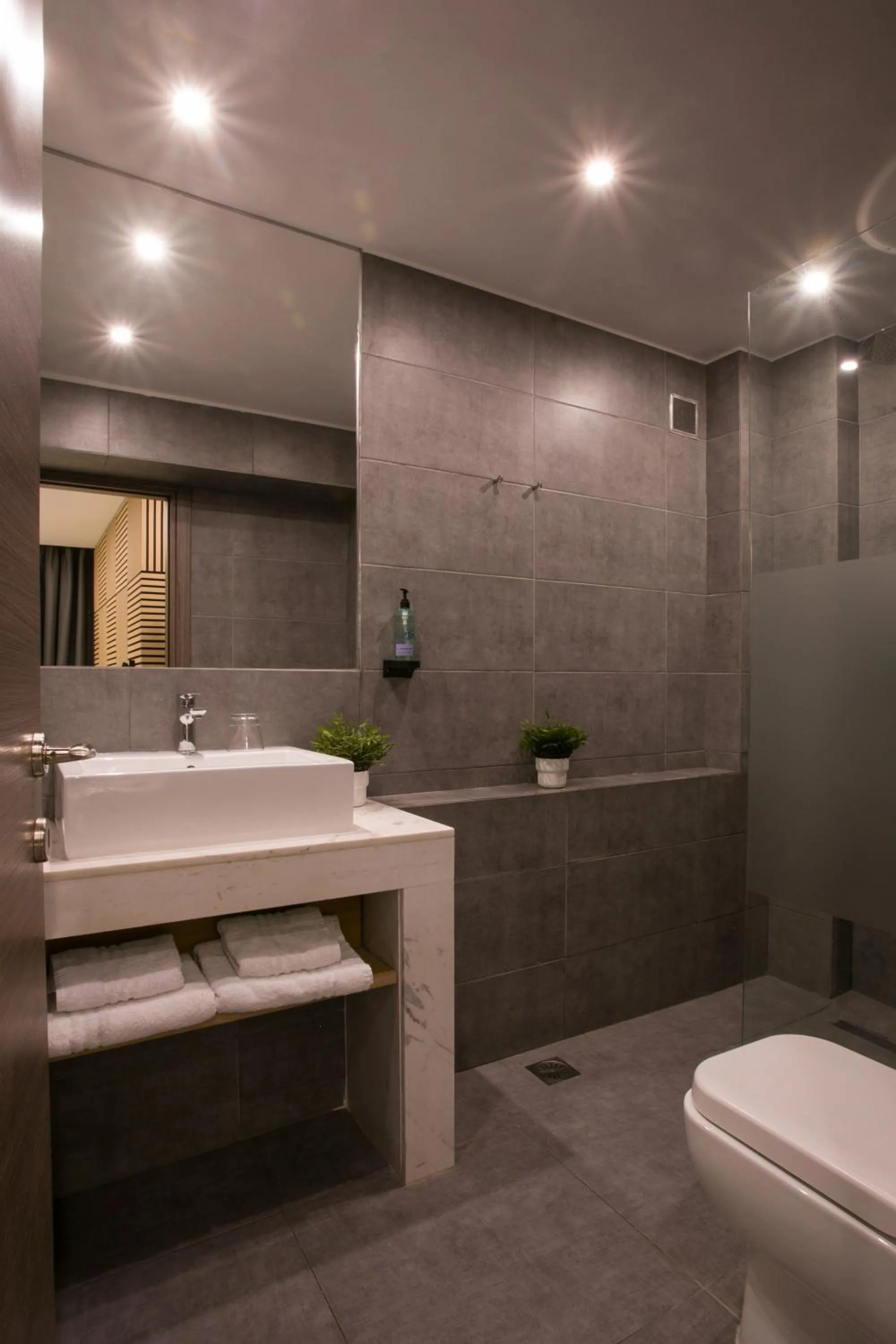 Shower in White Luxury