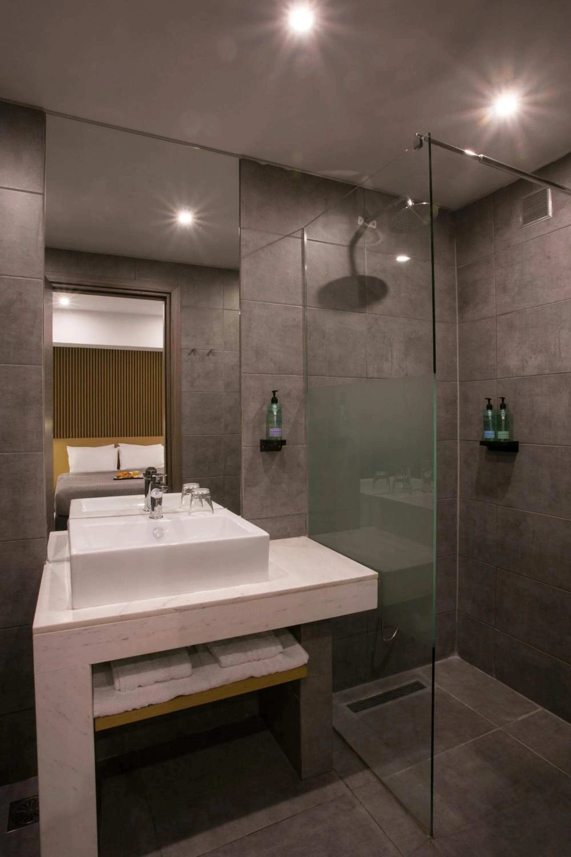Shower in White Luxury