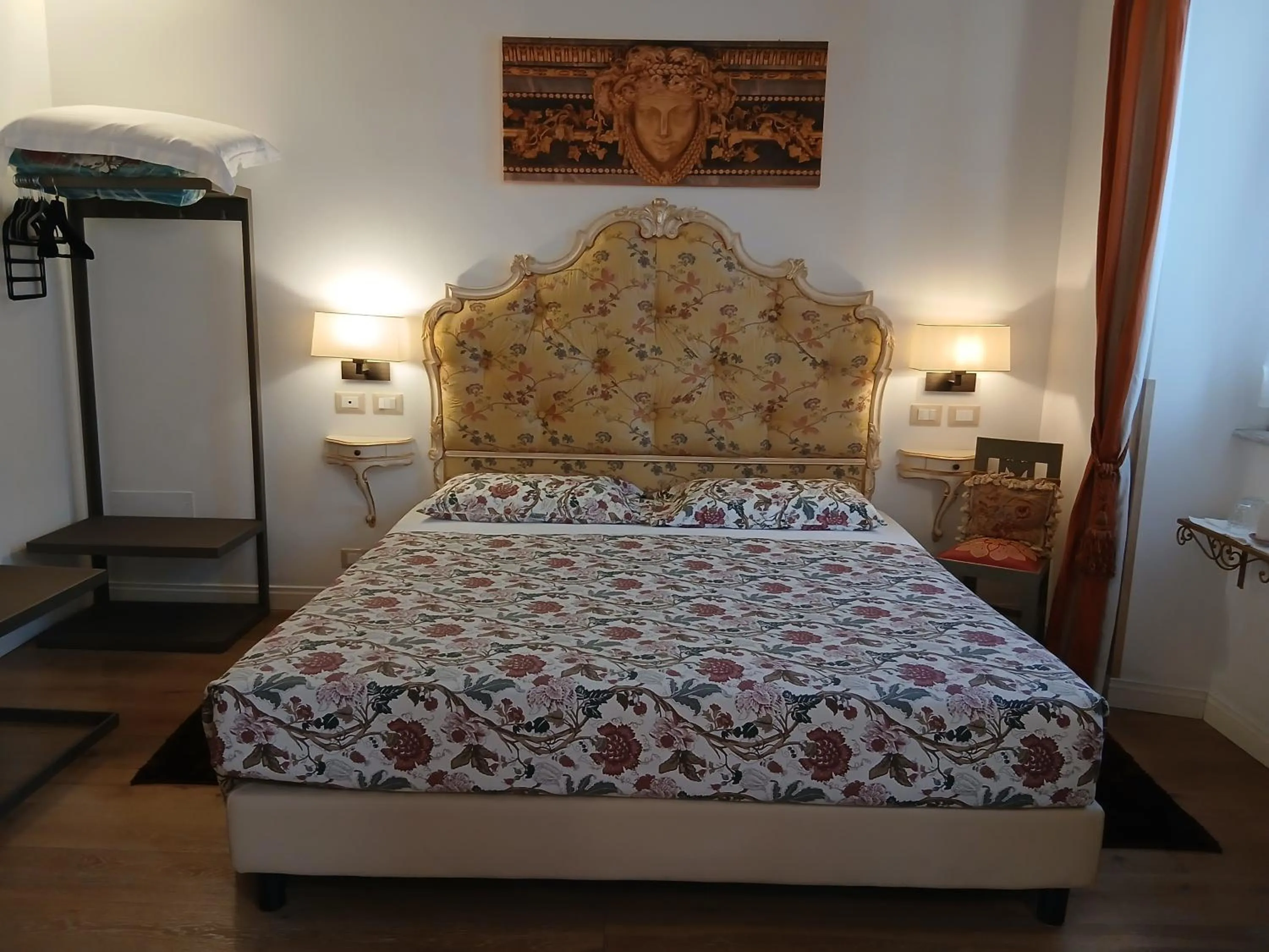 Bed in Excellent Trinity Rooms