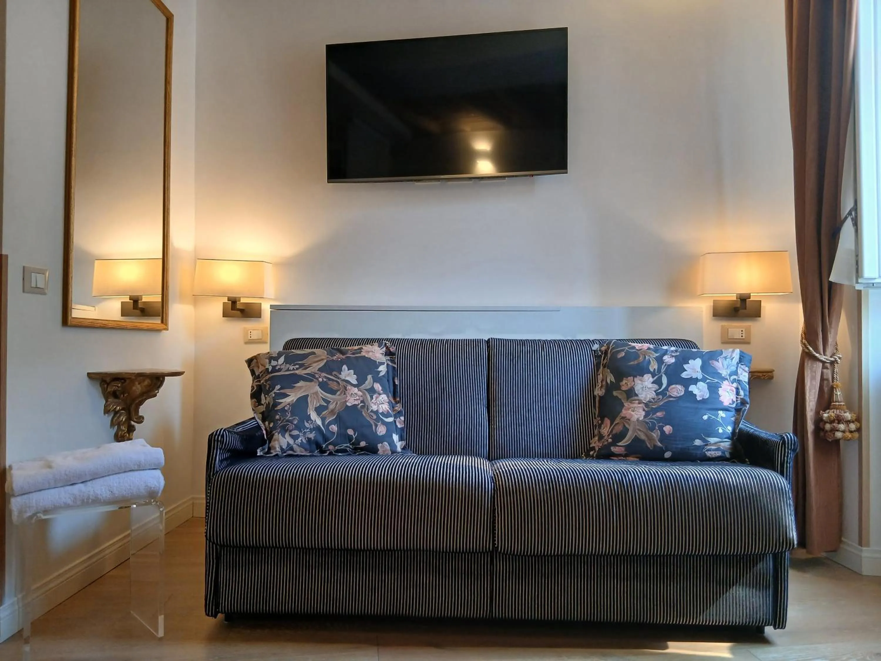 Decorative detail in Excellent Trinity Rooms