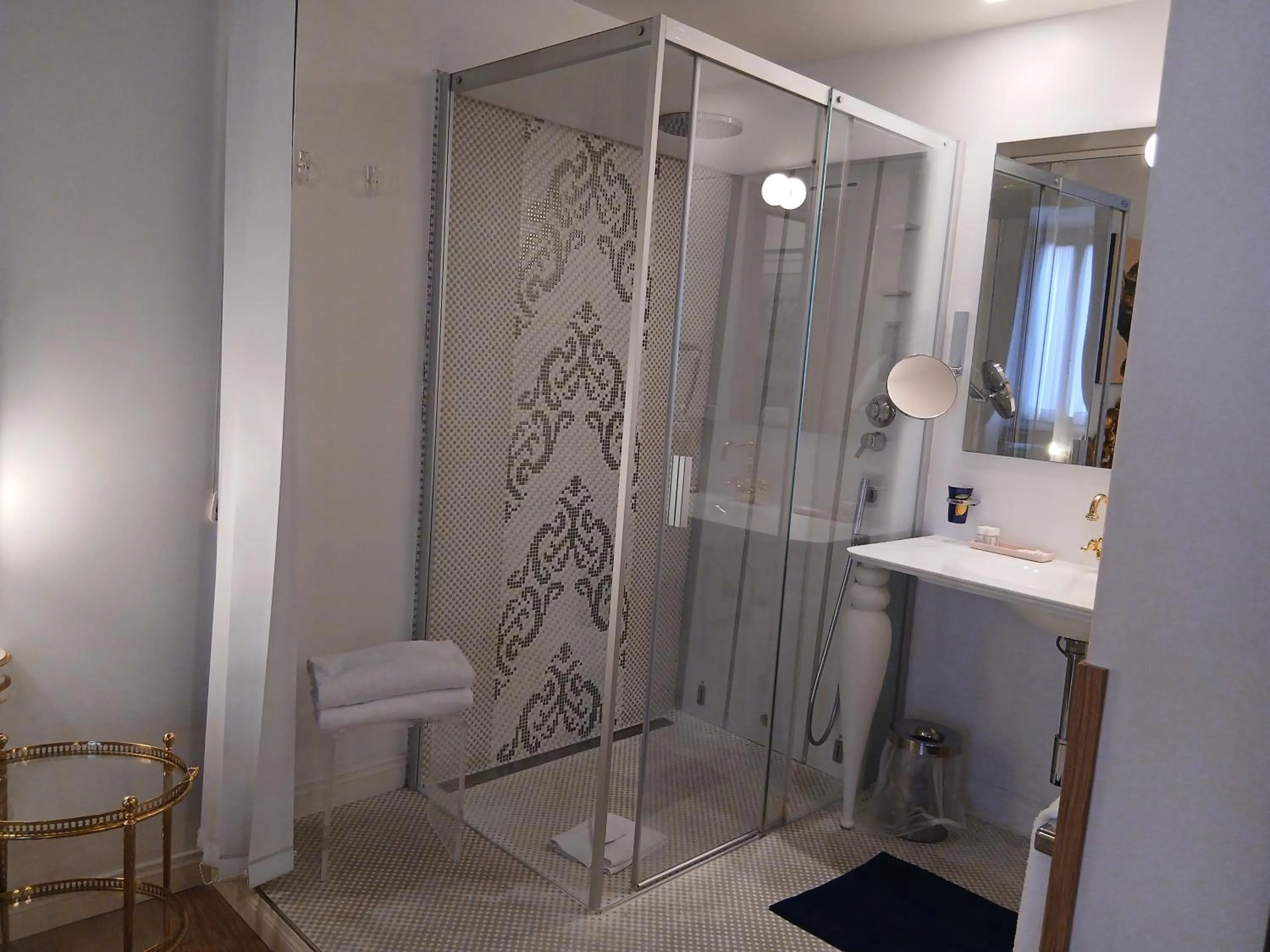 Bathroom in Excellent Trinity Rooms