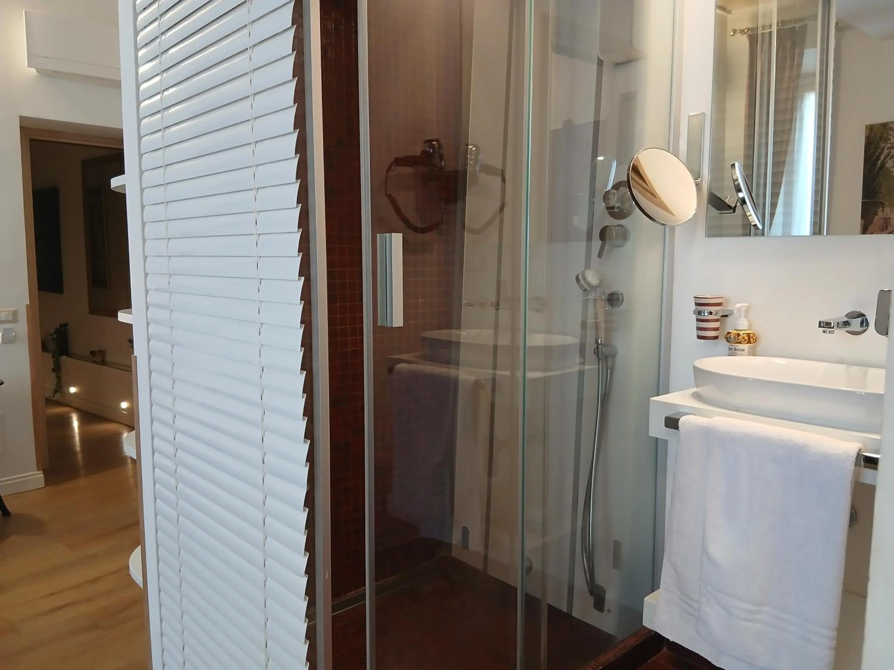 Bathroom in Excellent Trinity Rooms