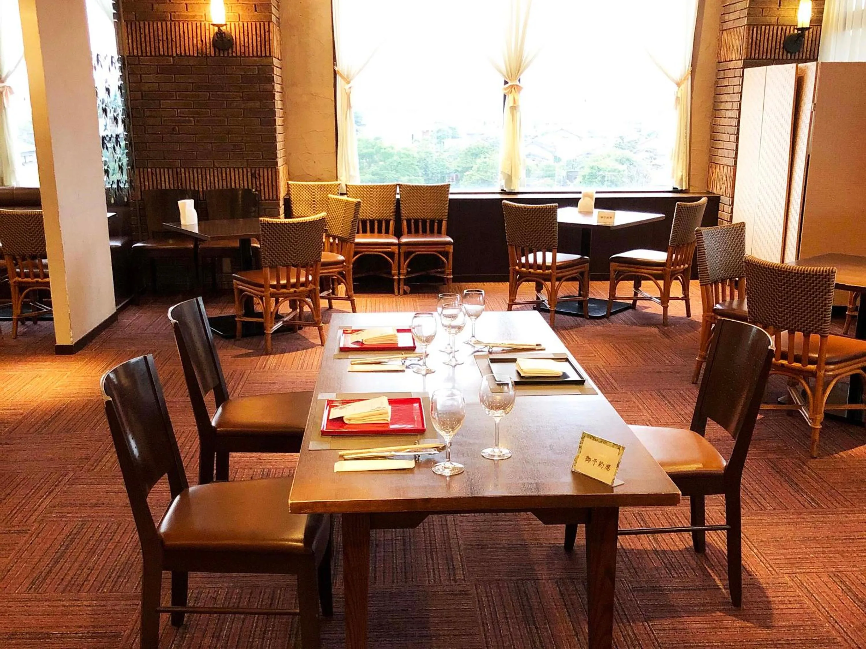 Restaurant/places to eat in Hotel King