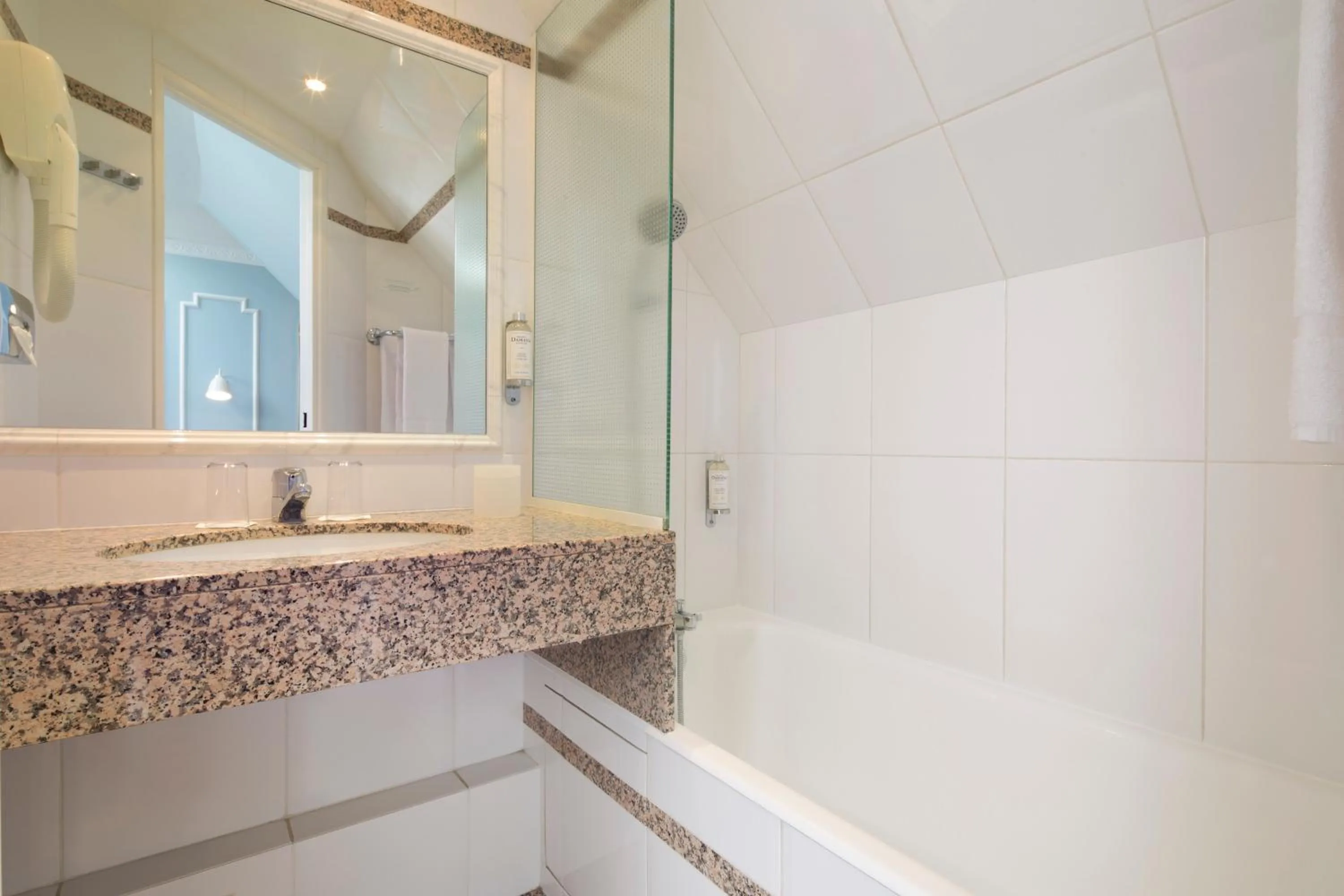 Bathroom in Hôtel Pastel Paris