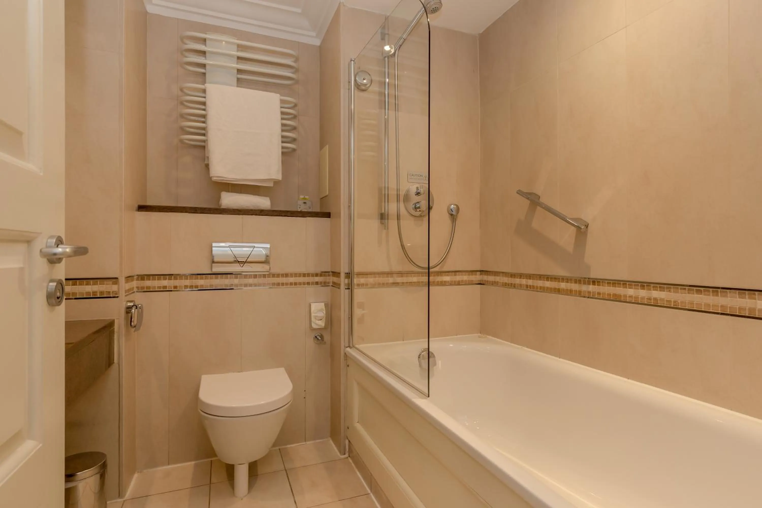 Bathroom in Western House Hotel At Ayr Racecourse