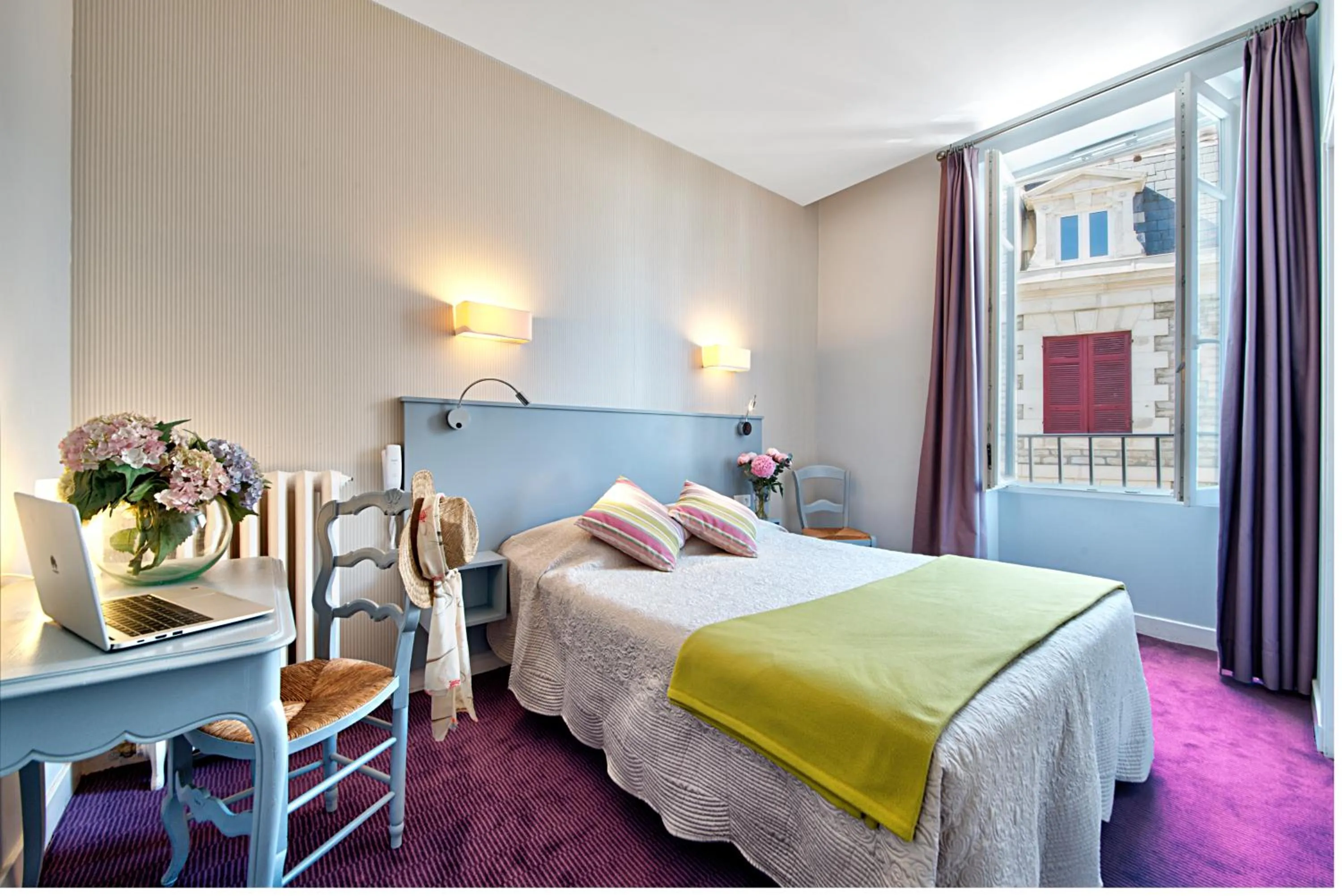 Photo of the whole room in Hôtel Le Saphir