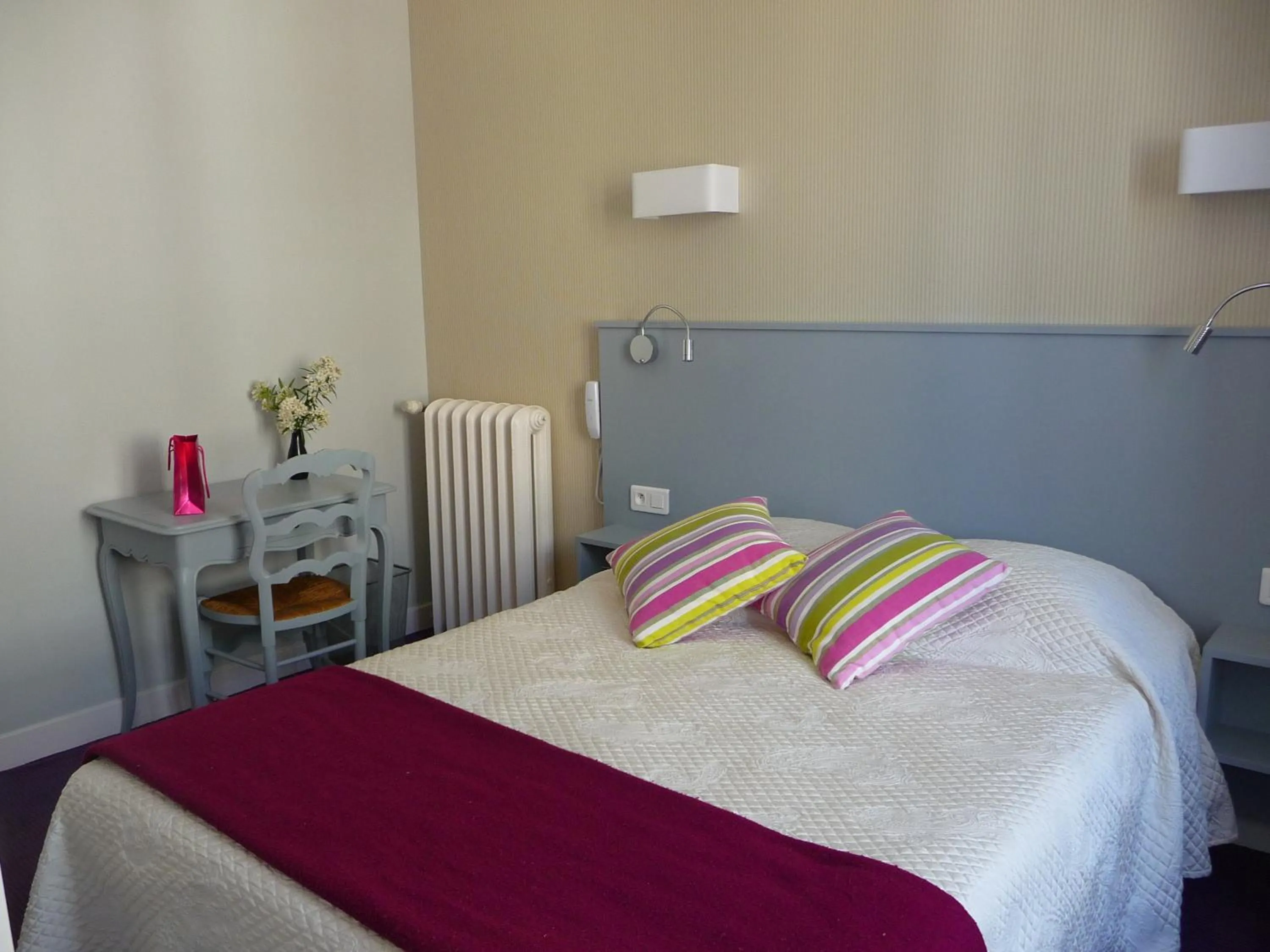 Bedroom in Hôtel Le Saphir