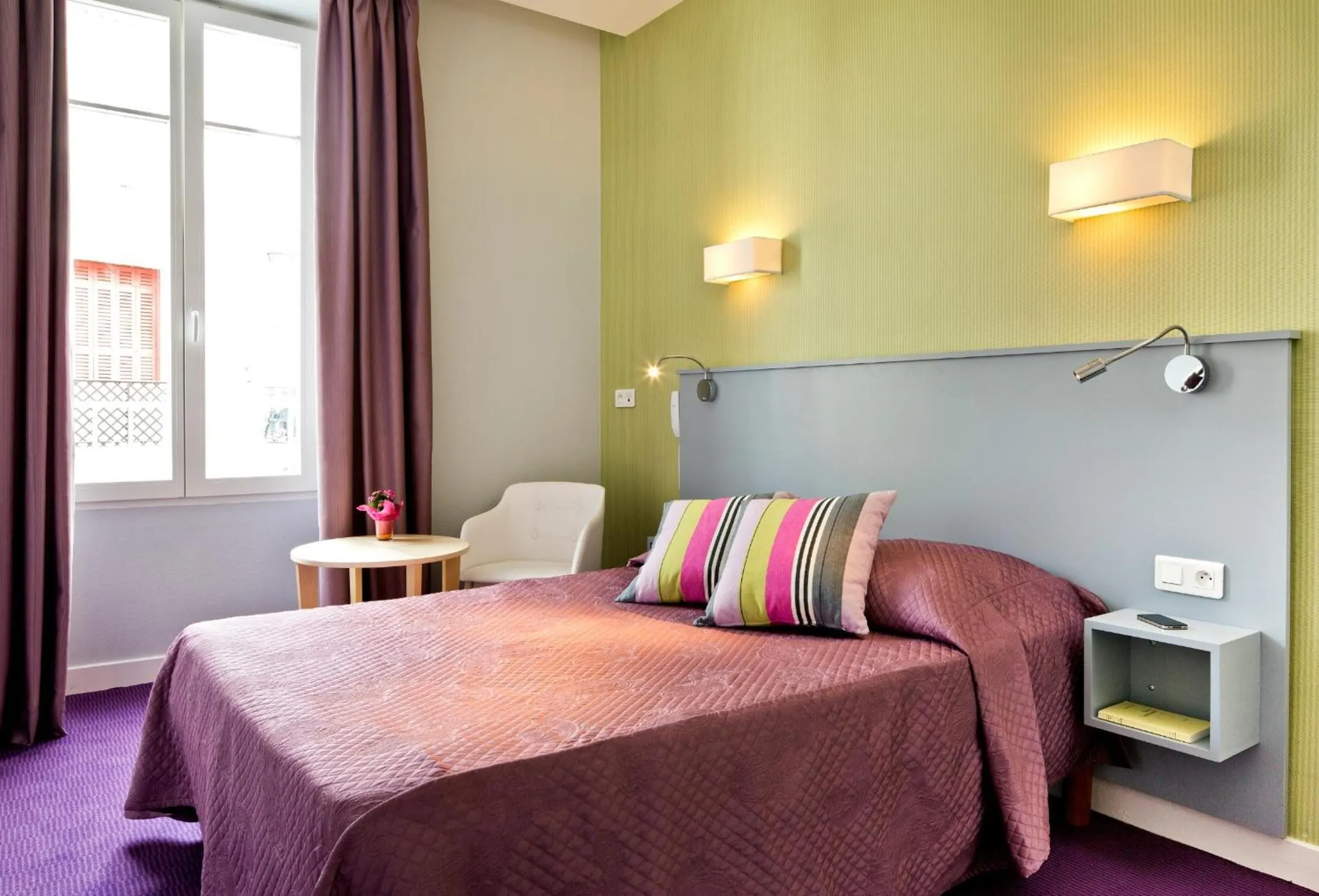 Bed in Hôtel Le Saphir