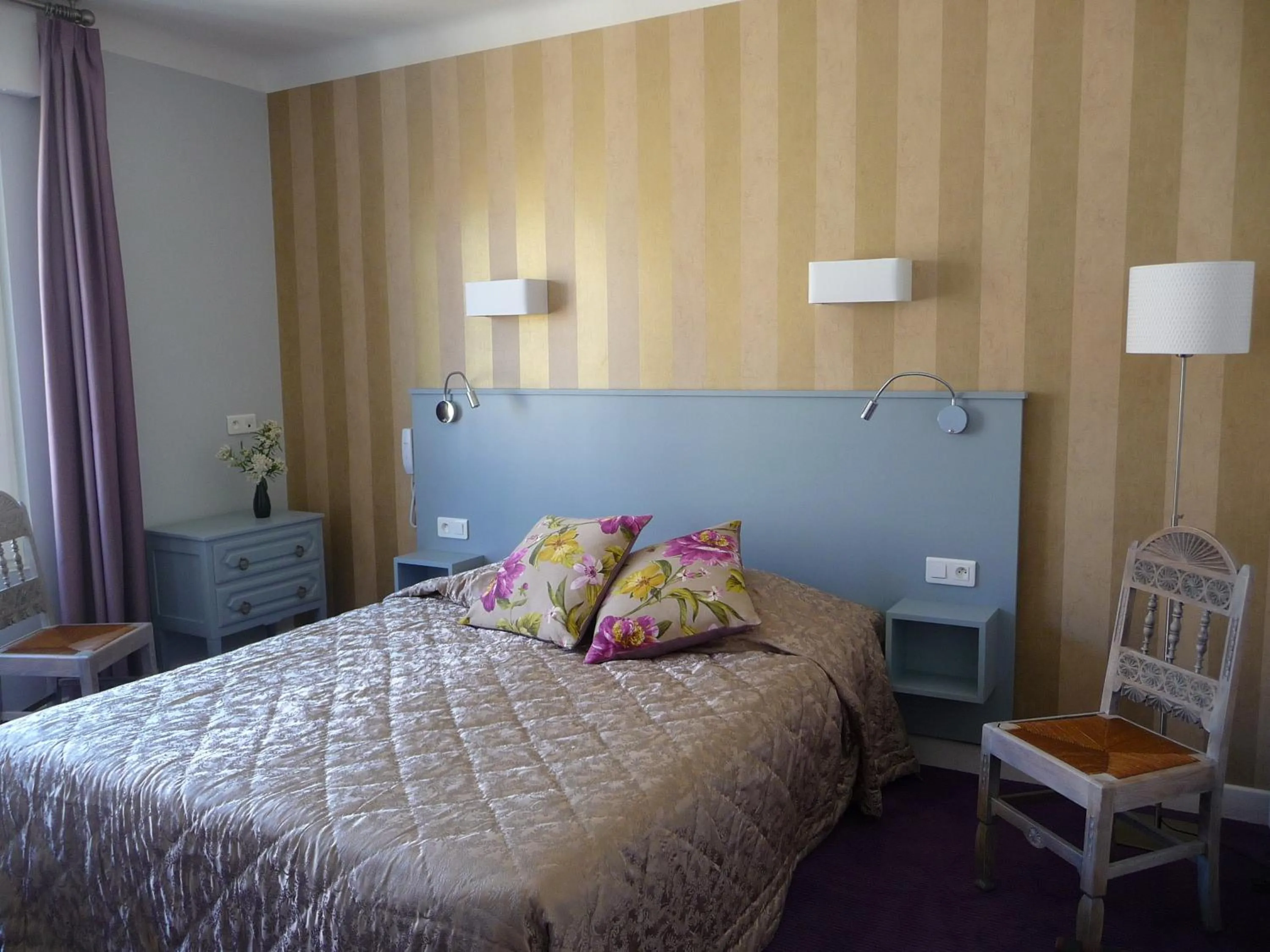 Photo of the whole room in Hôtel Le Saphir