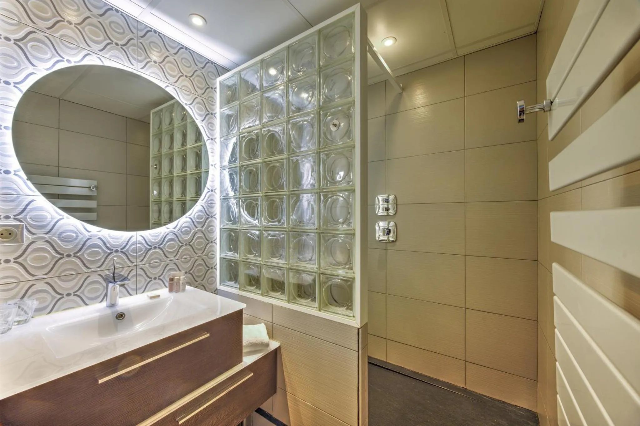 Shower in Hôtel Point France