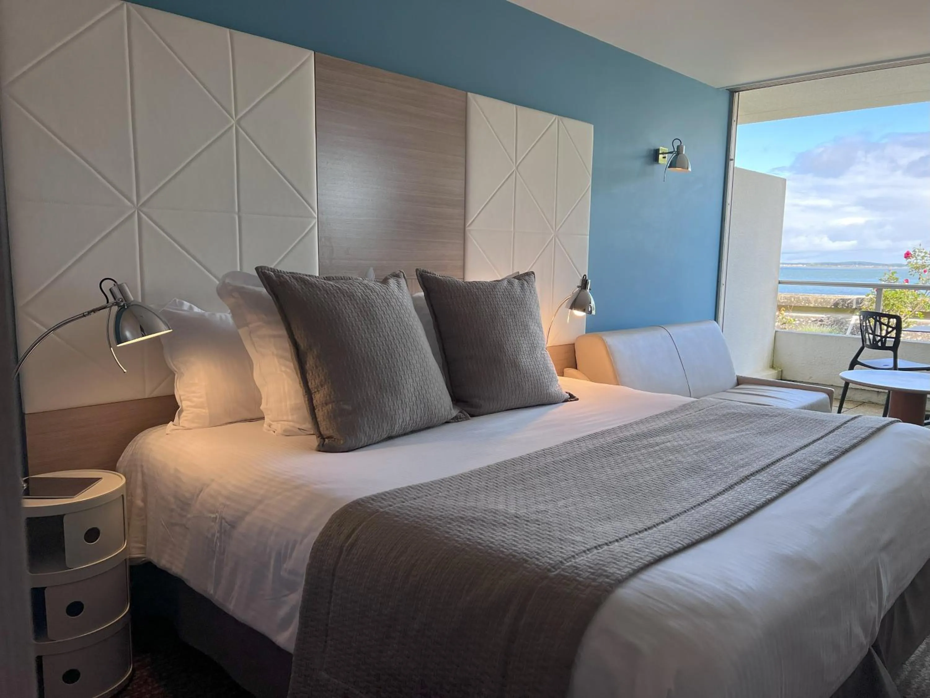 Bedroom, Bed in Hôtel Point France