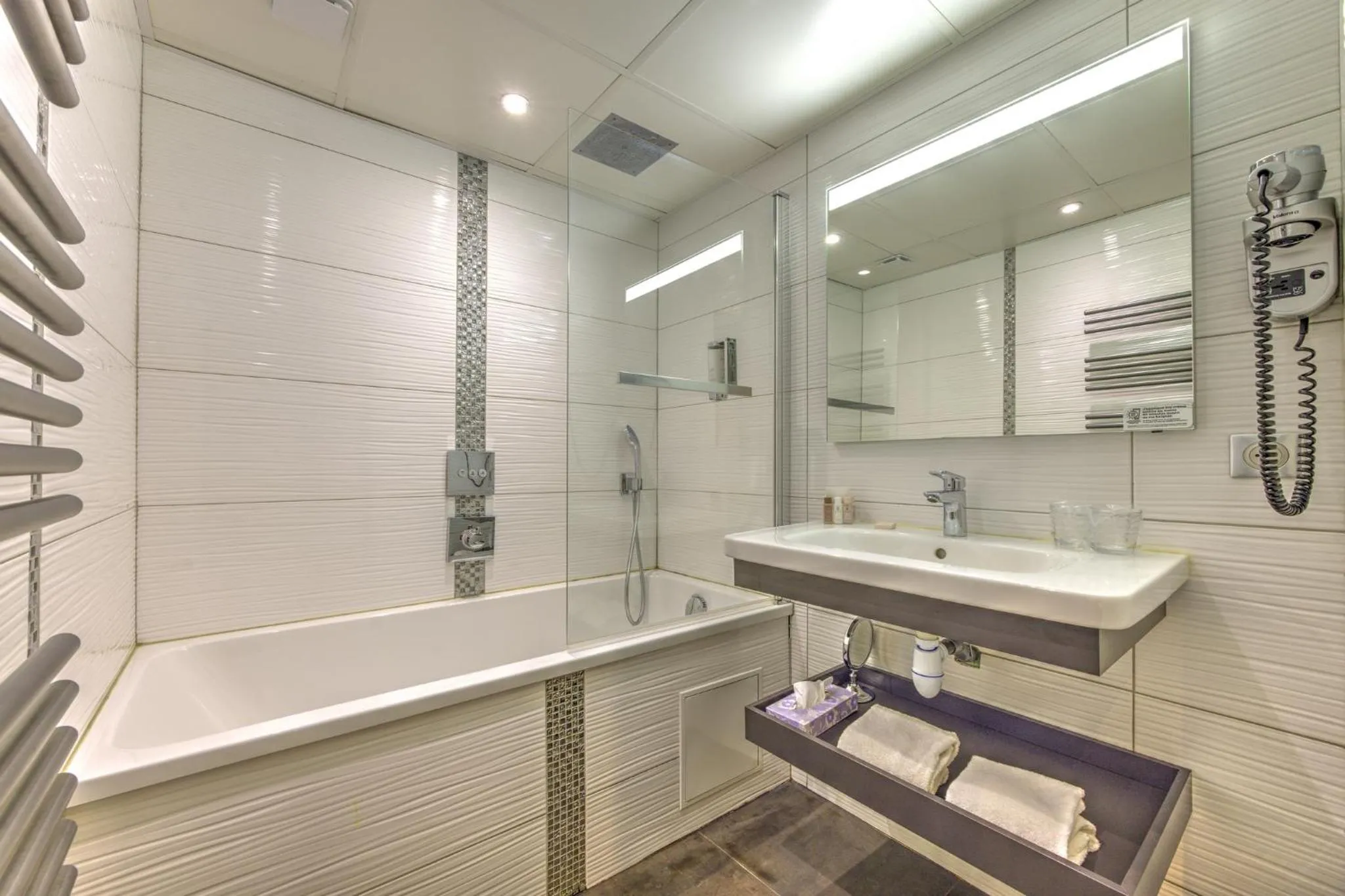 Bathroom in Hôtel Point France