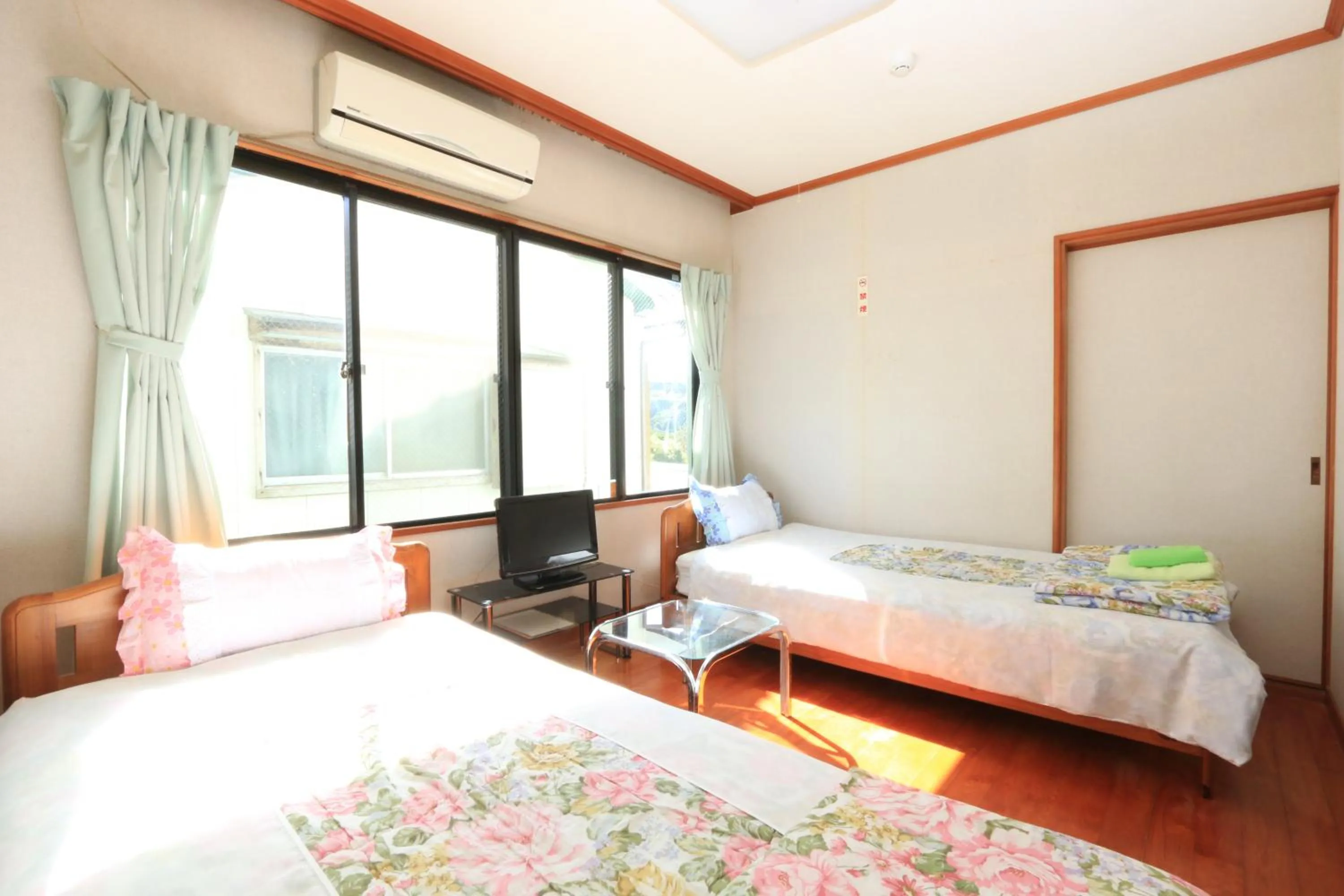 Photo of the whole room, Bed in Minshuku Satomachi