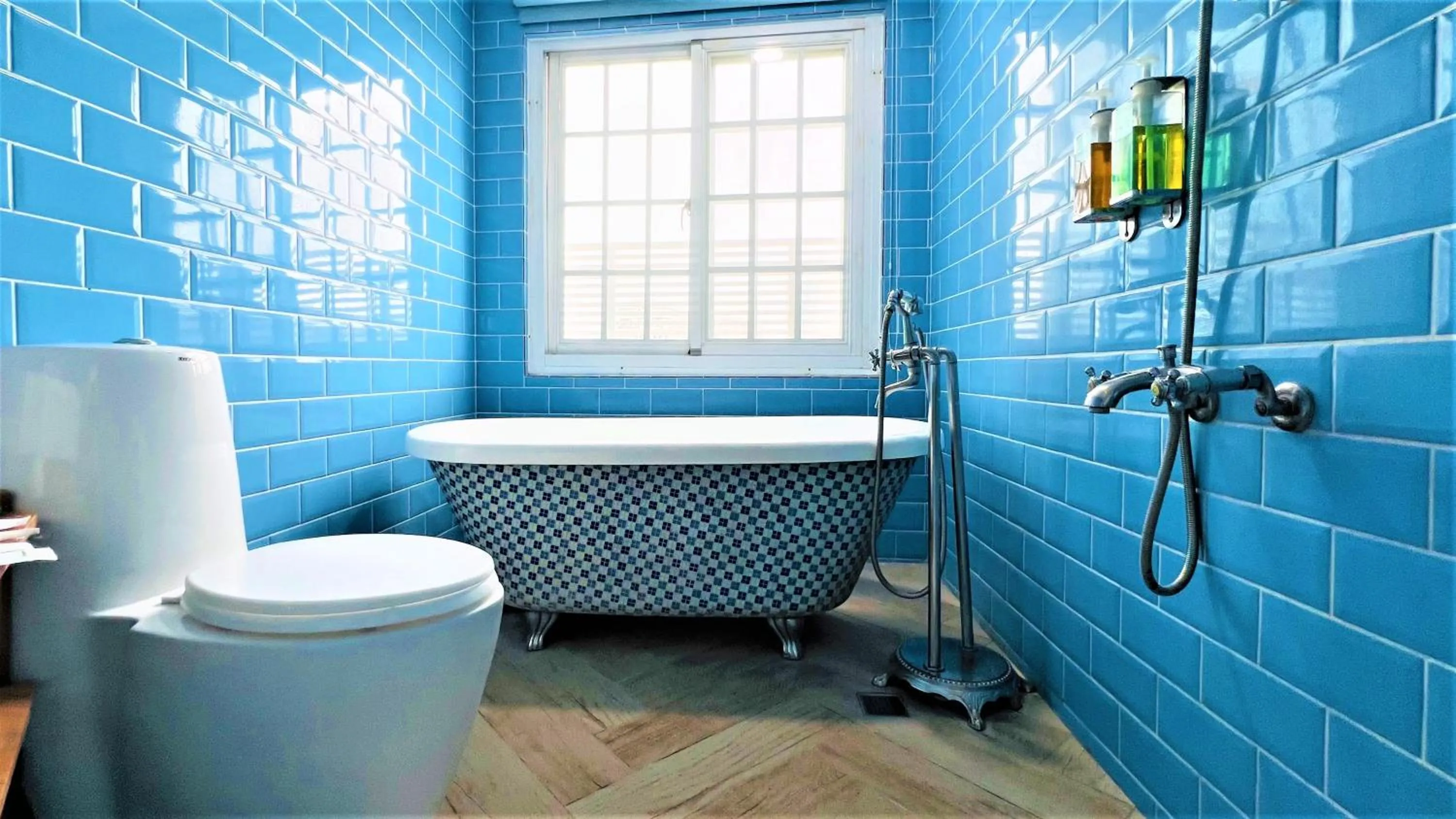 Bath in 4 Design Inn