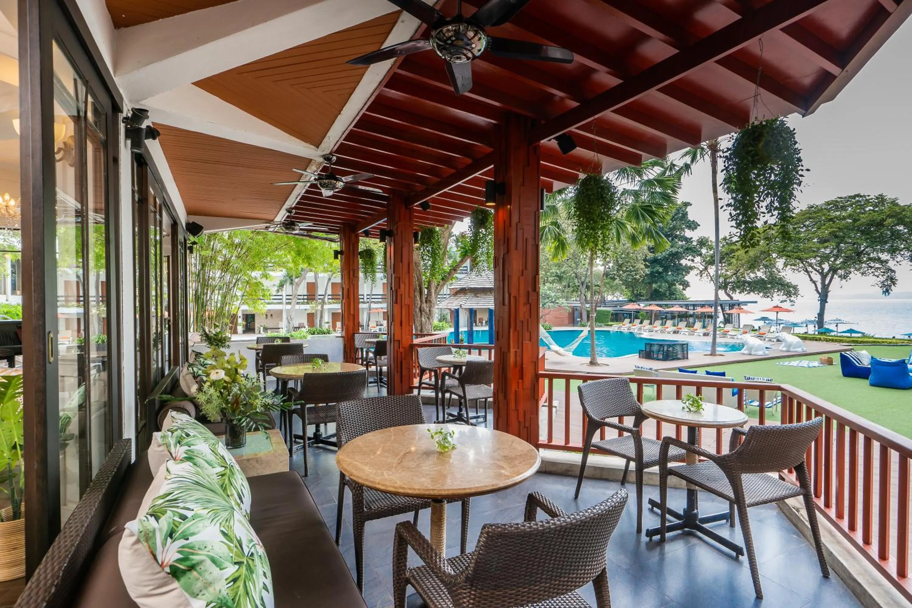 Restaurant/places to eat in Cosy Beach Hotel - SHA Extra Plus