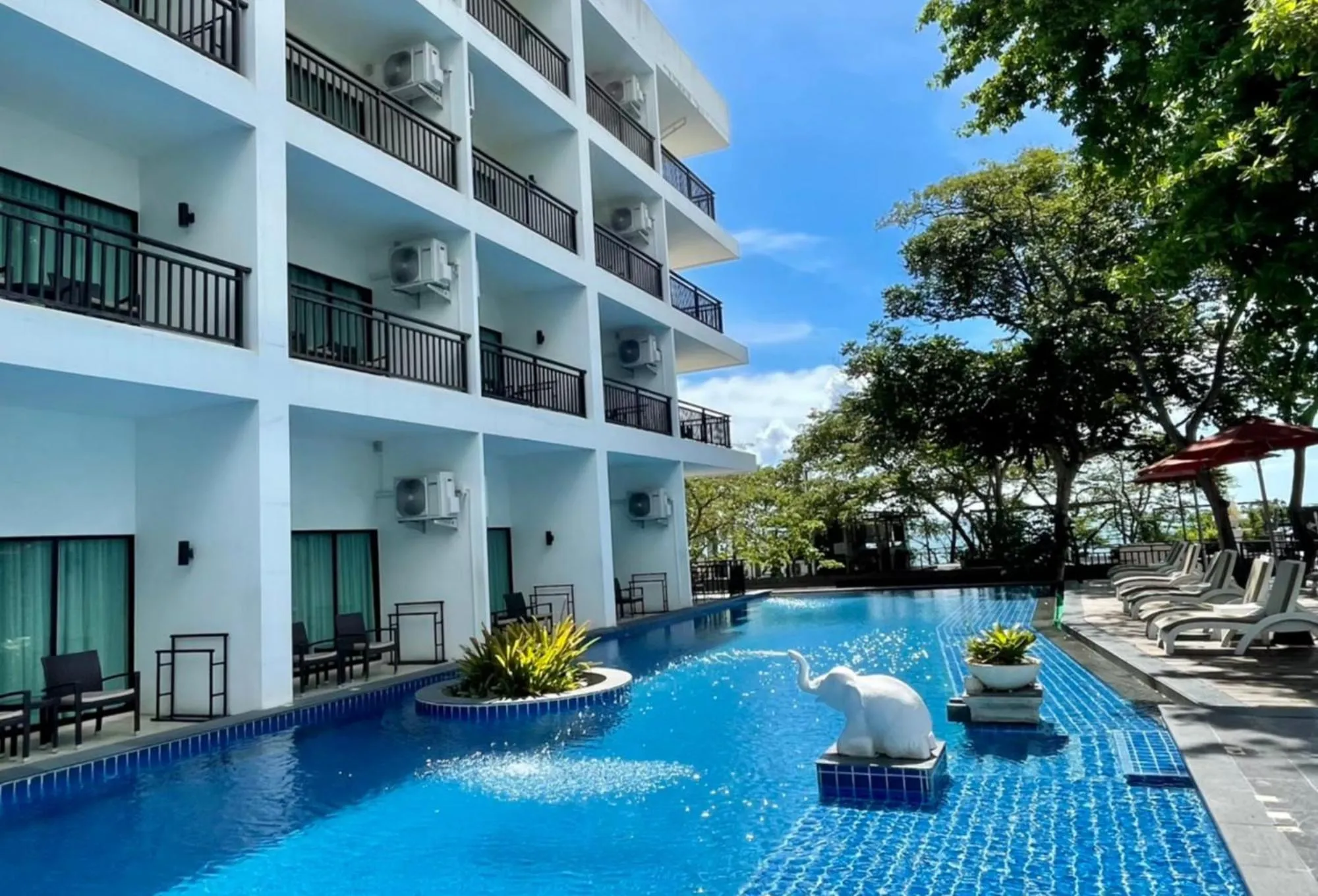 Swimming pool in Cosy Beach Hotel - SHA Extra Plus