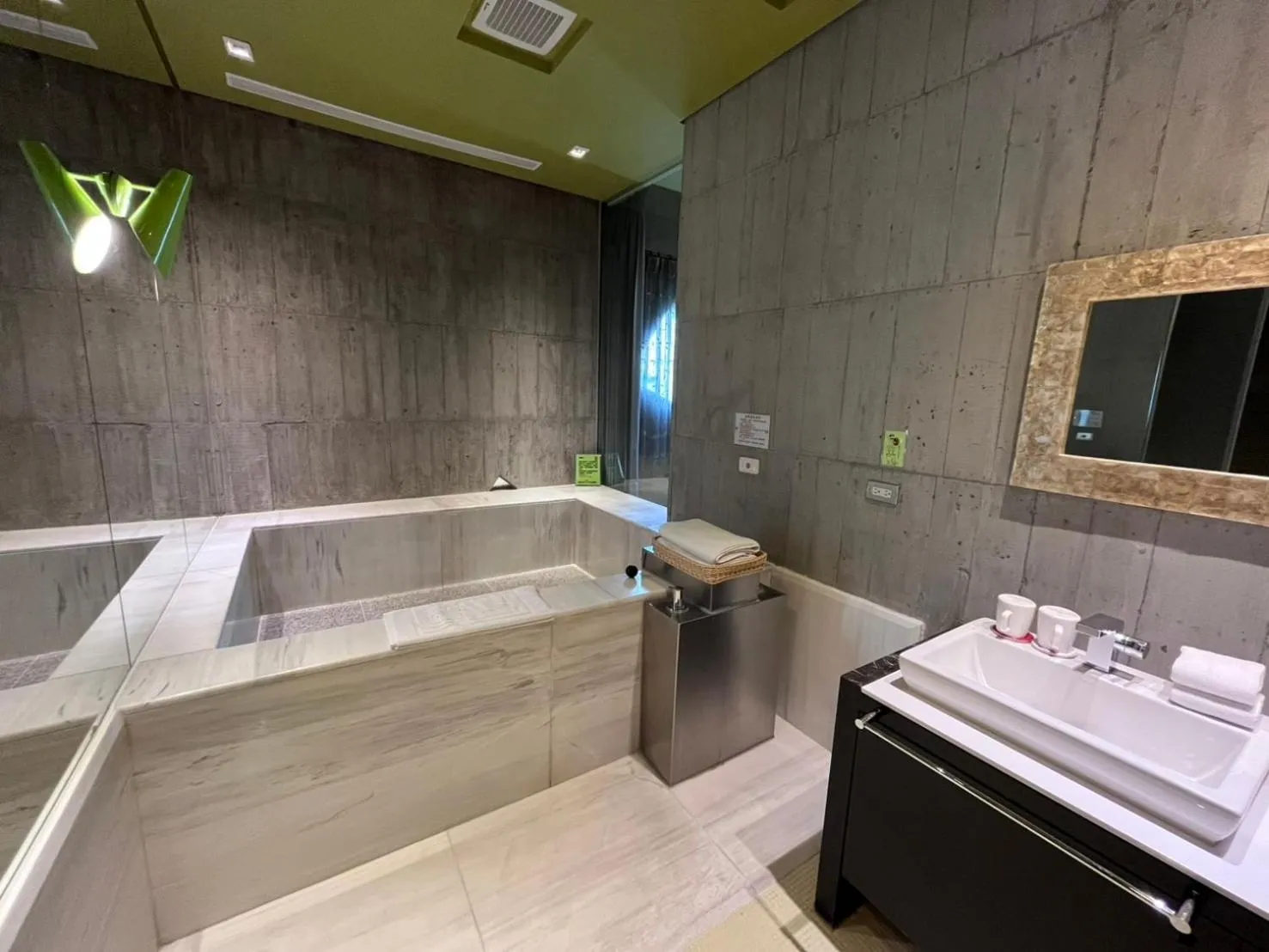 Bathroom in Smoking Rock