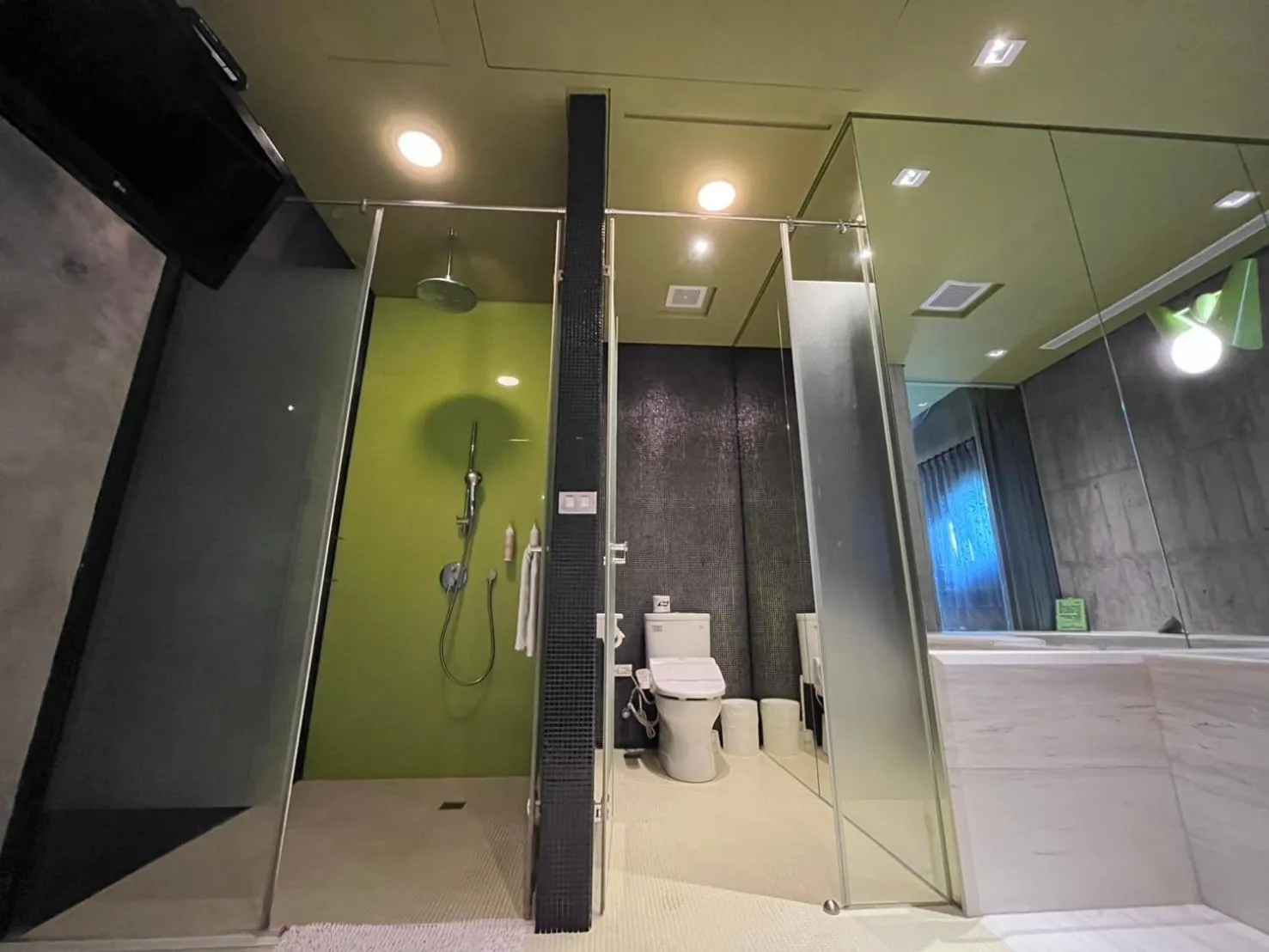 Bathroom in Smoking Rock