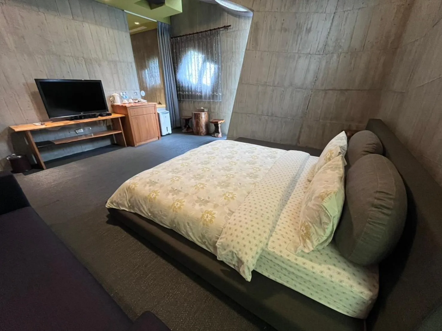 Photo of the whole room, Bed in Smoking Rock