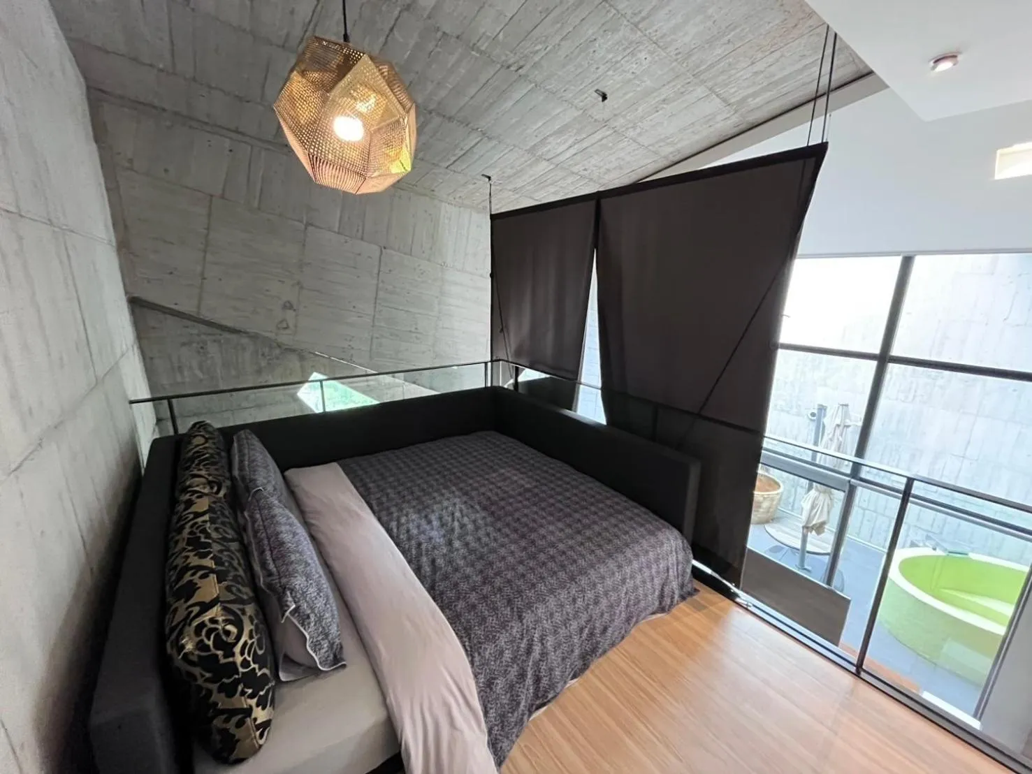 Photo of the whole room, Bed in Smoking Rock