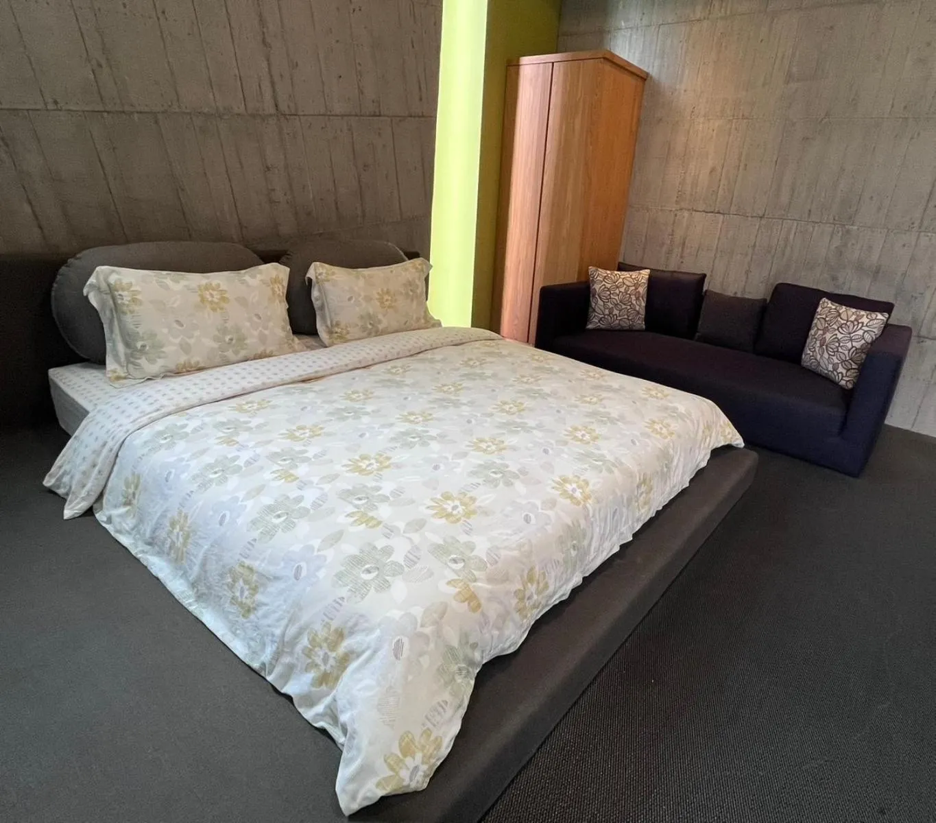 Photo of the whole room, Bed in Smoking Rock