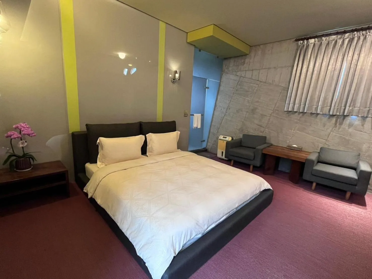 Photo of the whole room, Bed in Smoking Rock